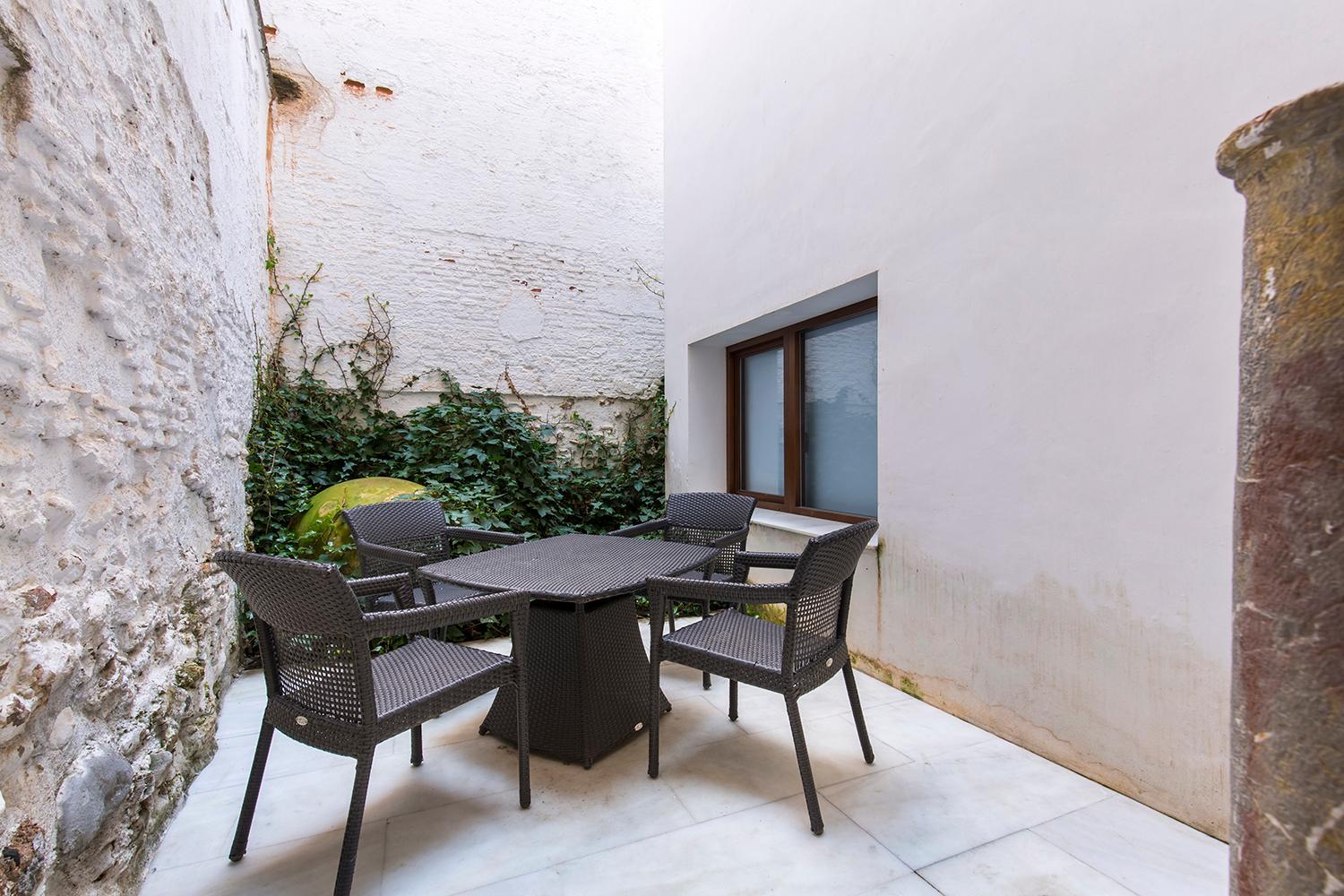 tuGuest Elvira Suites