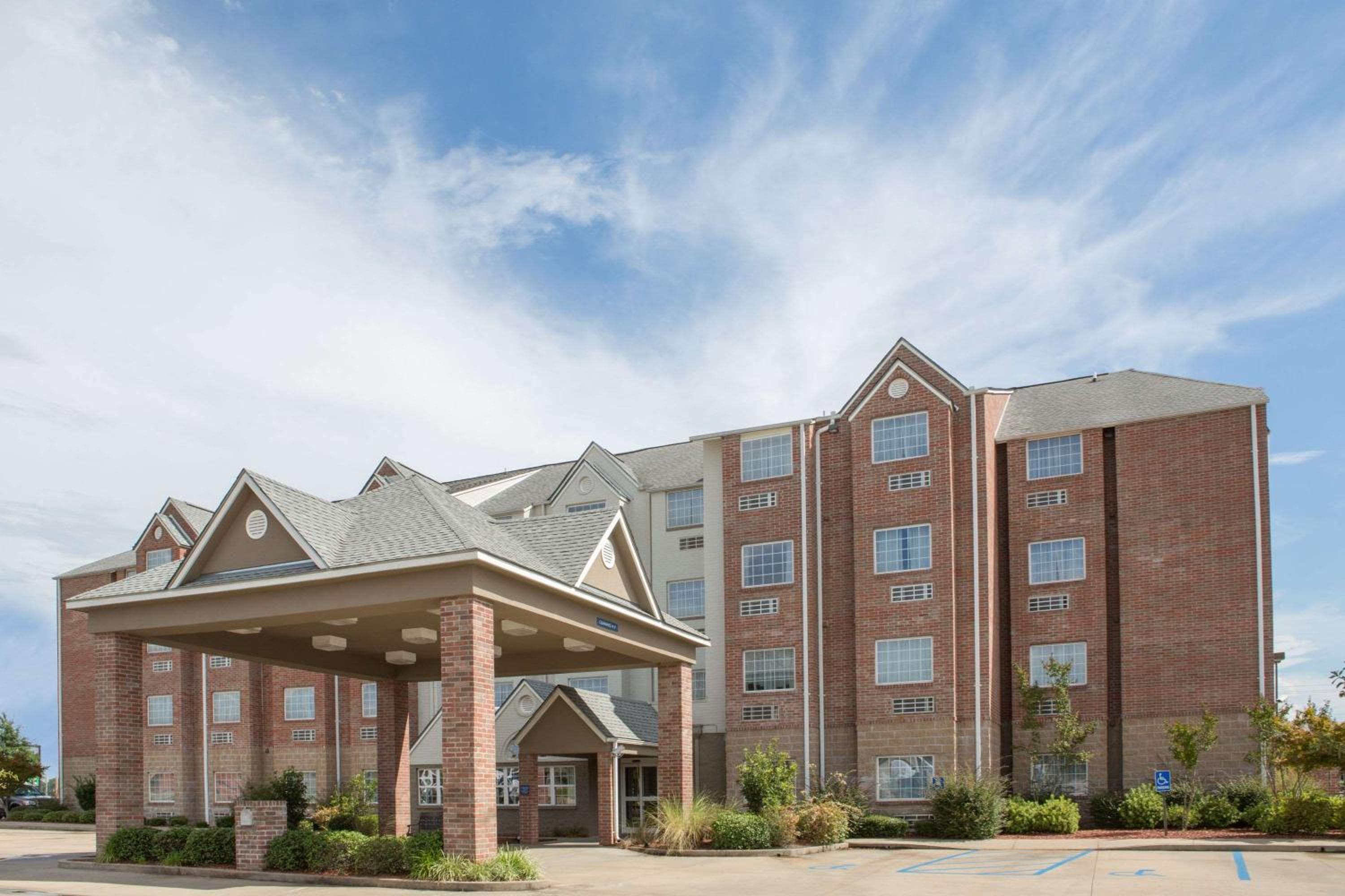 Hattiesburg Vacations - Microtel Inn  Suites by Wyndham Hattiesburg - Property Image 14
