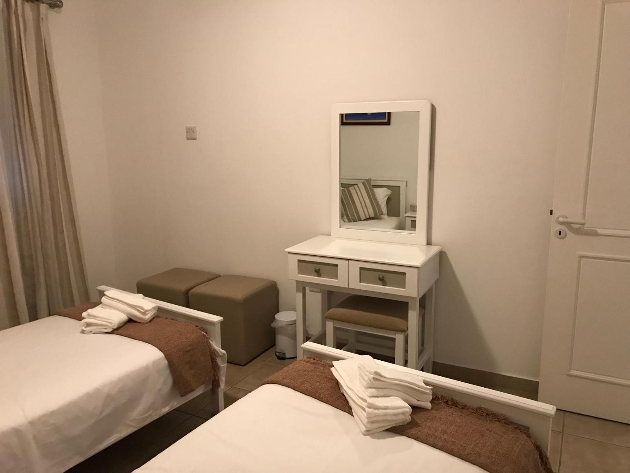 Kings Palace - fabulous pool-side 2 bed apartment