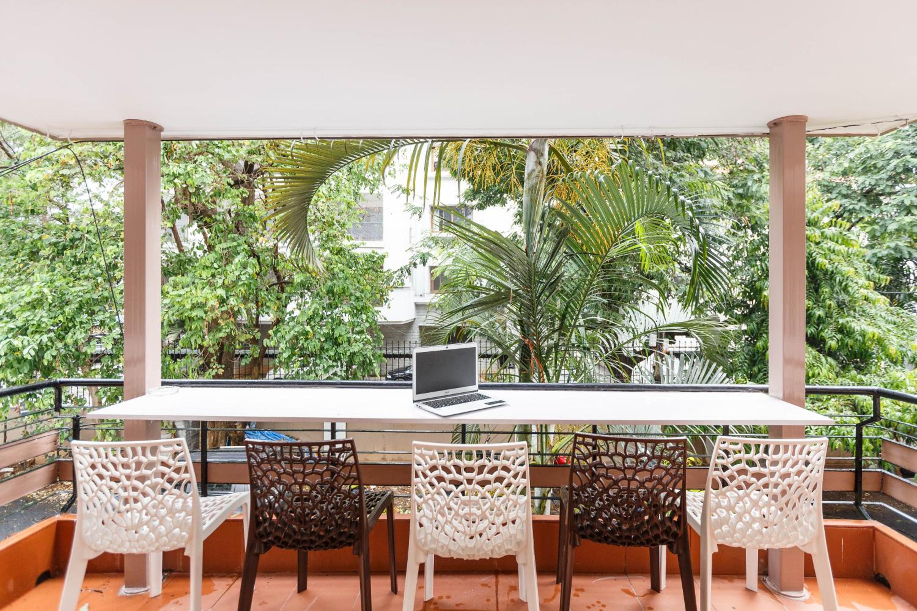 Locul Uptown - Near Bangalore Palace Grounds
