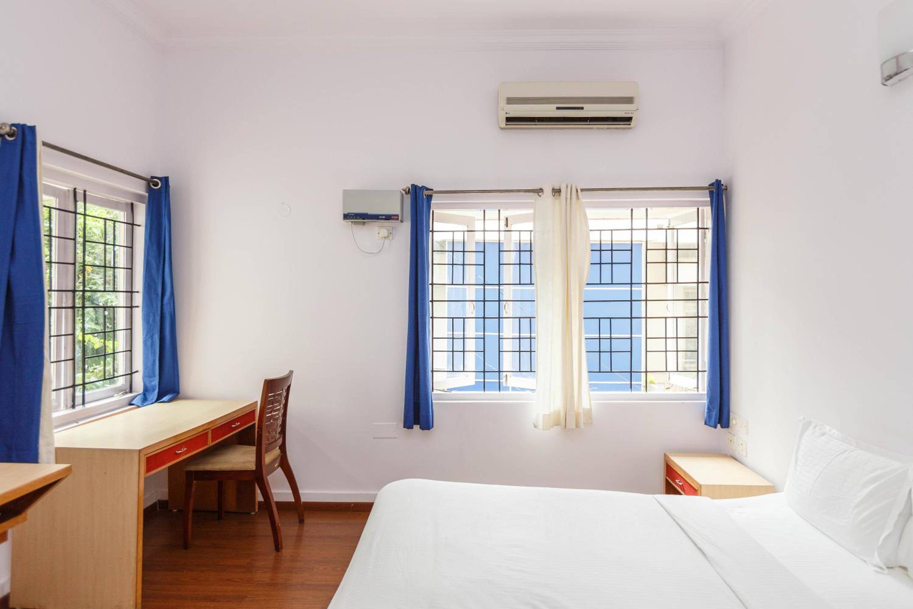 Locul Uptown - Near Bangalore Palace Grounds