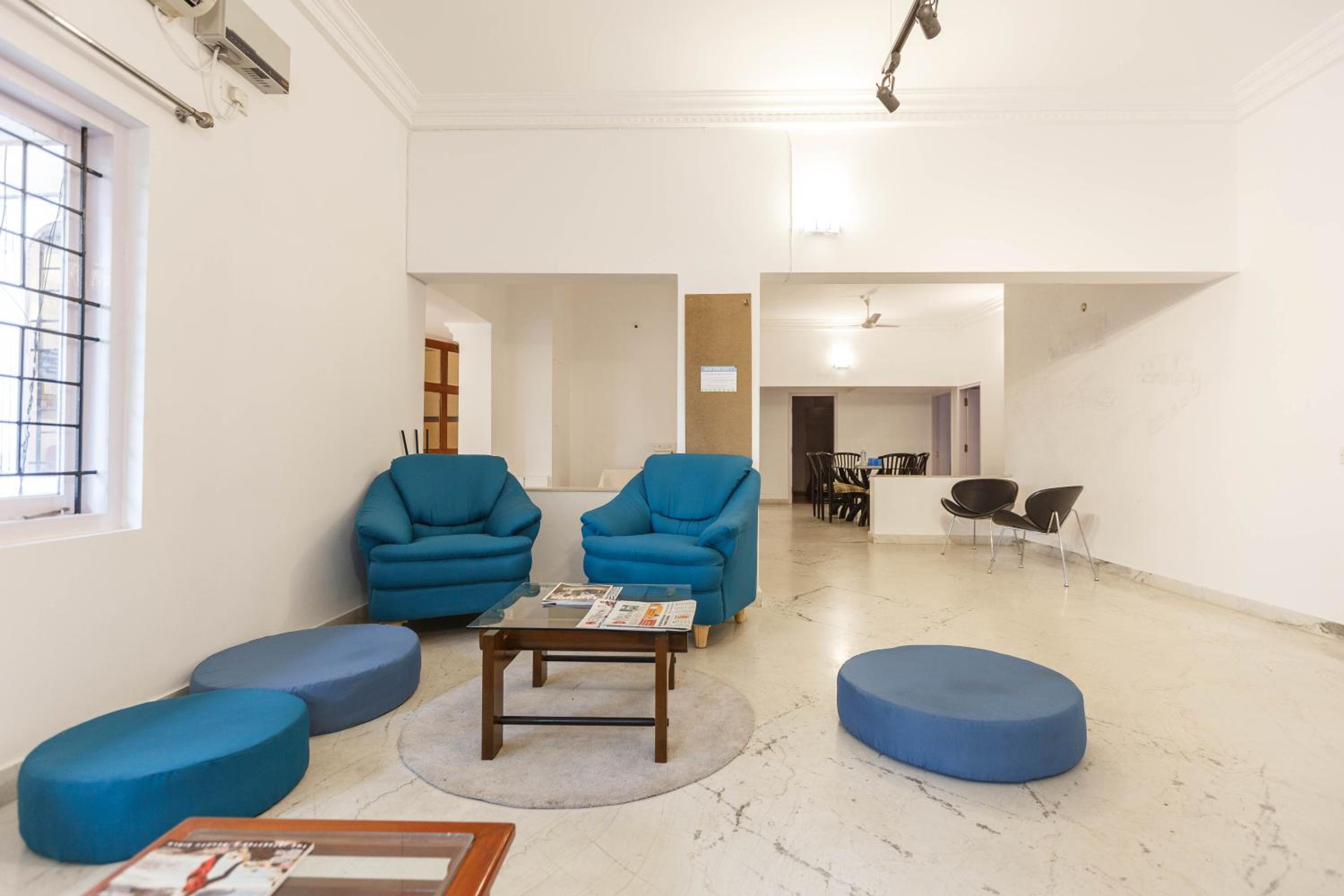 Locul Uptown - Near Bangalore Palace Grounds