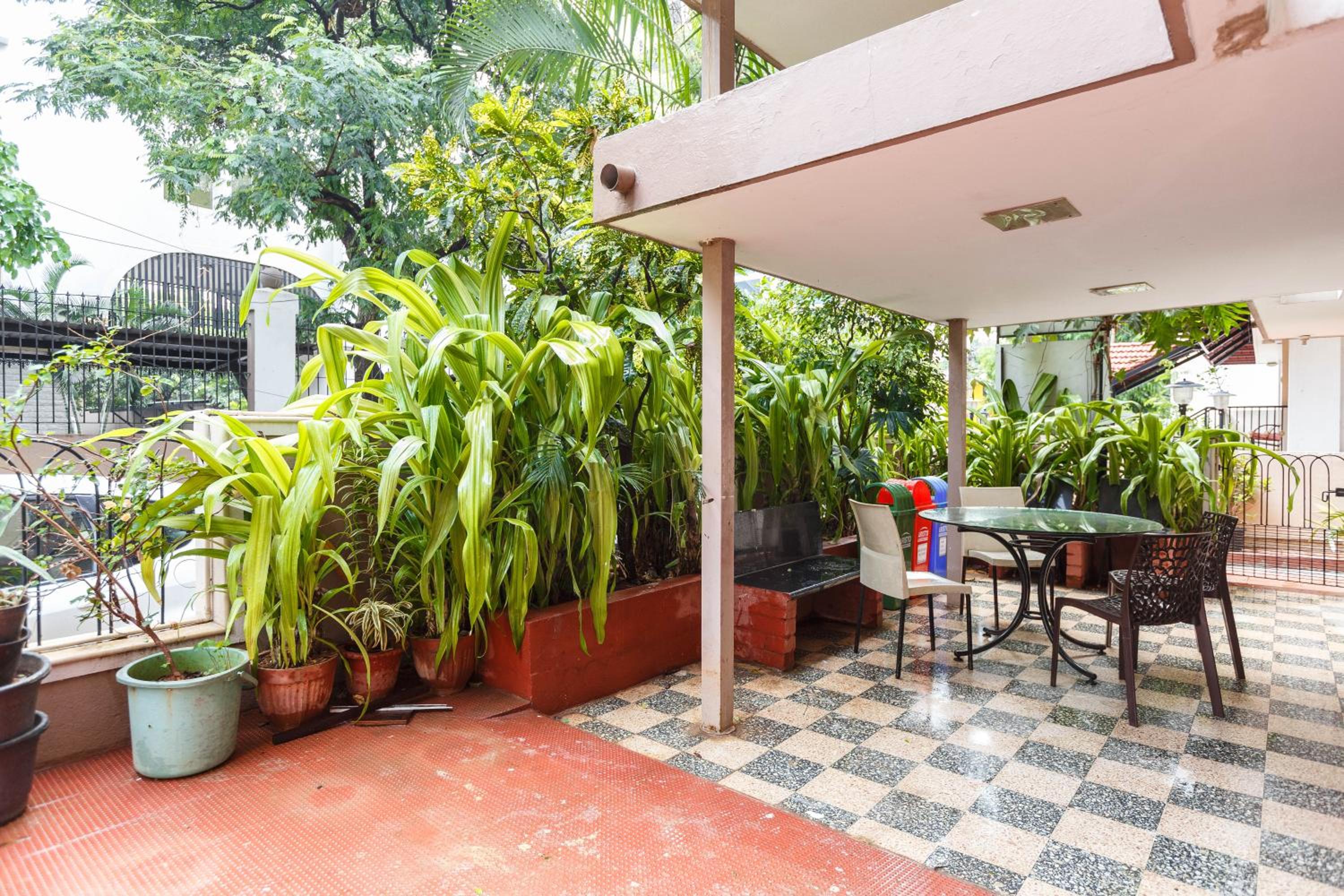 Locul Uptown - Near Bangalore Palace Grounds