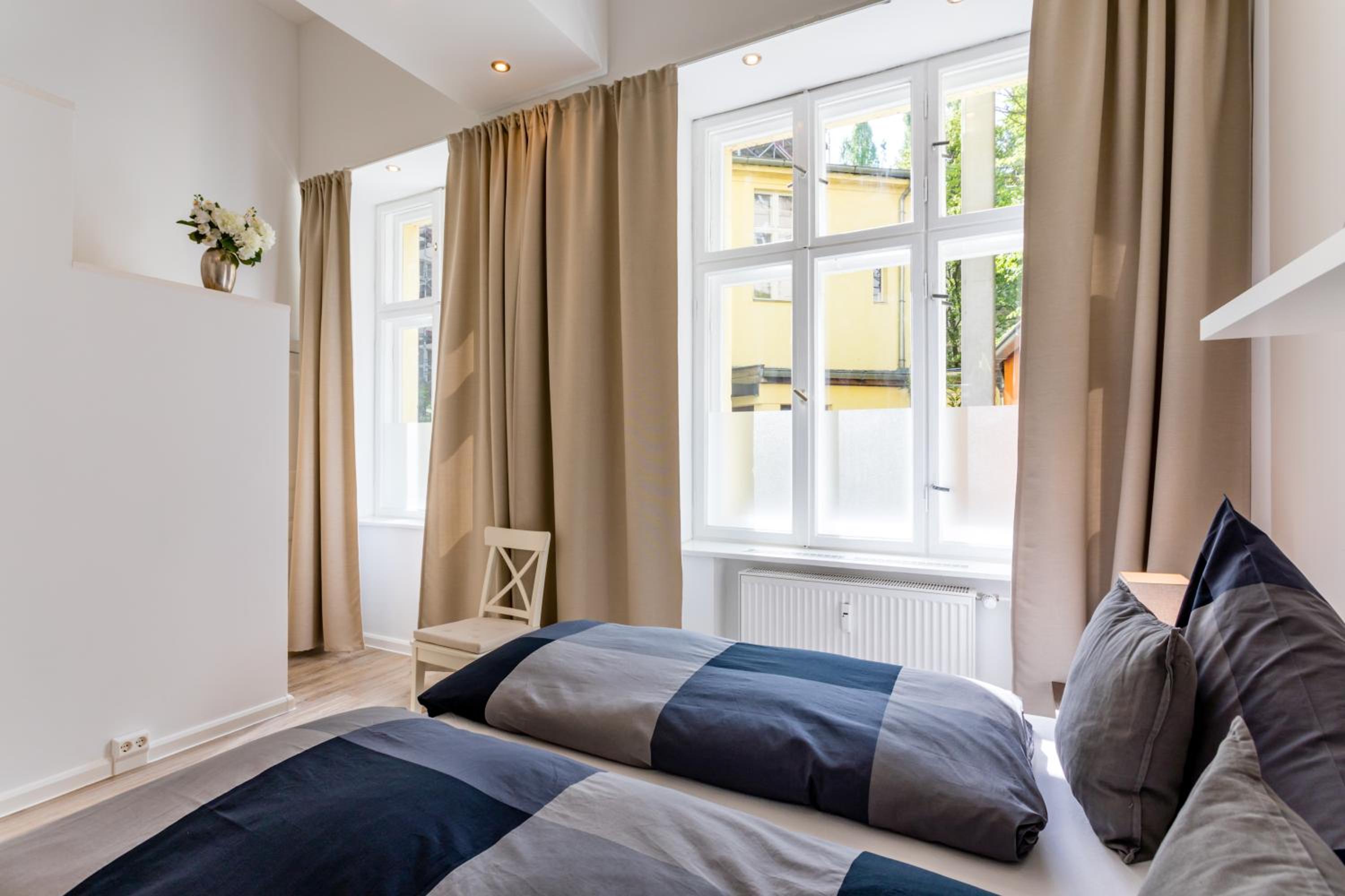 The Goethe Group Loft, 2 BR, 2 bath rooms, one living room, family friendly, 2-5 Guests