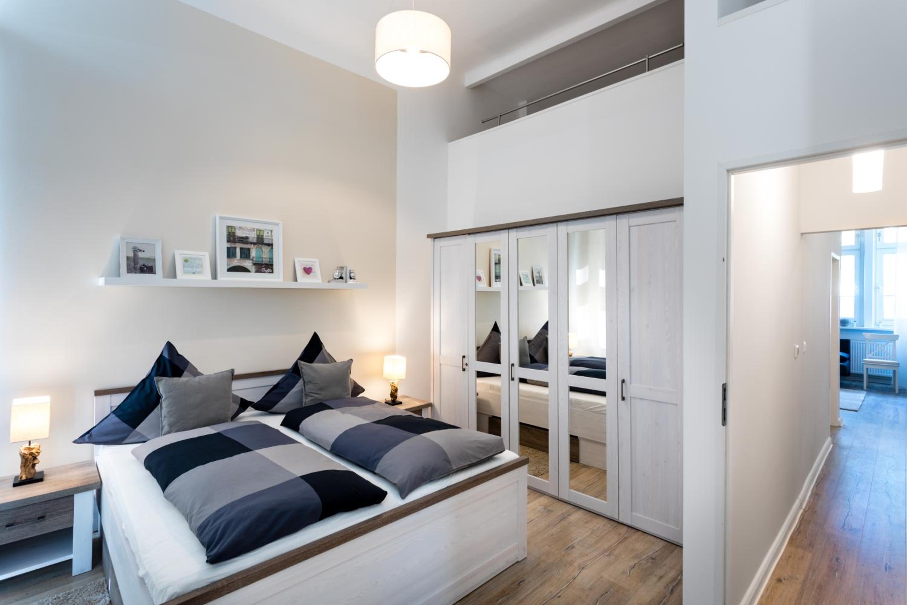 The Goethe Group Loft, 2 BR, 2 bath rooms, one living room, family friendly, 2-5 Guests
