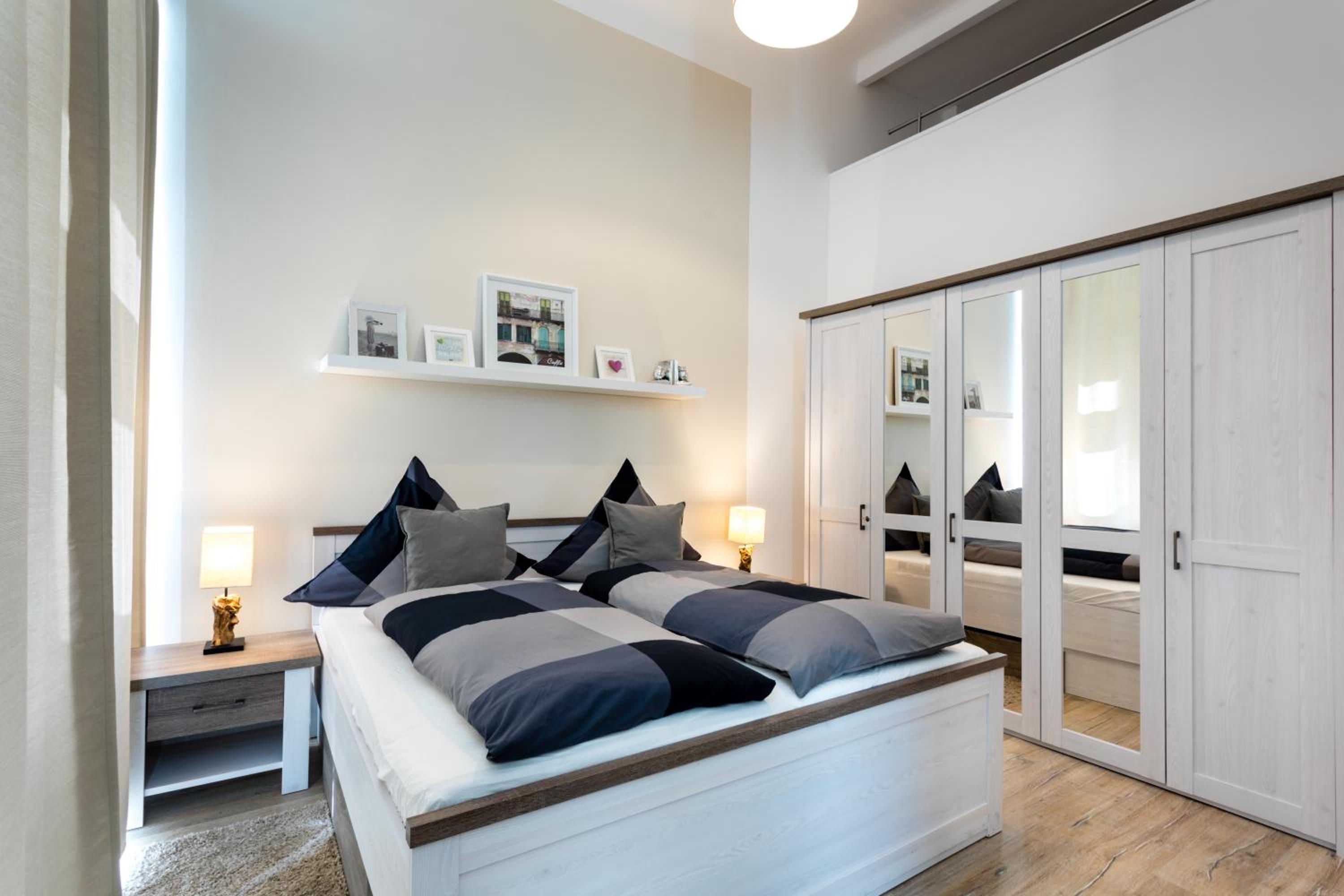 The Goethe Group Loft, 2 BR, 2 bath rooms, one living room, family friendly, 2-5 Guests