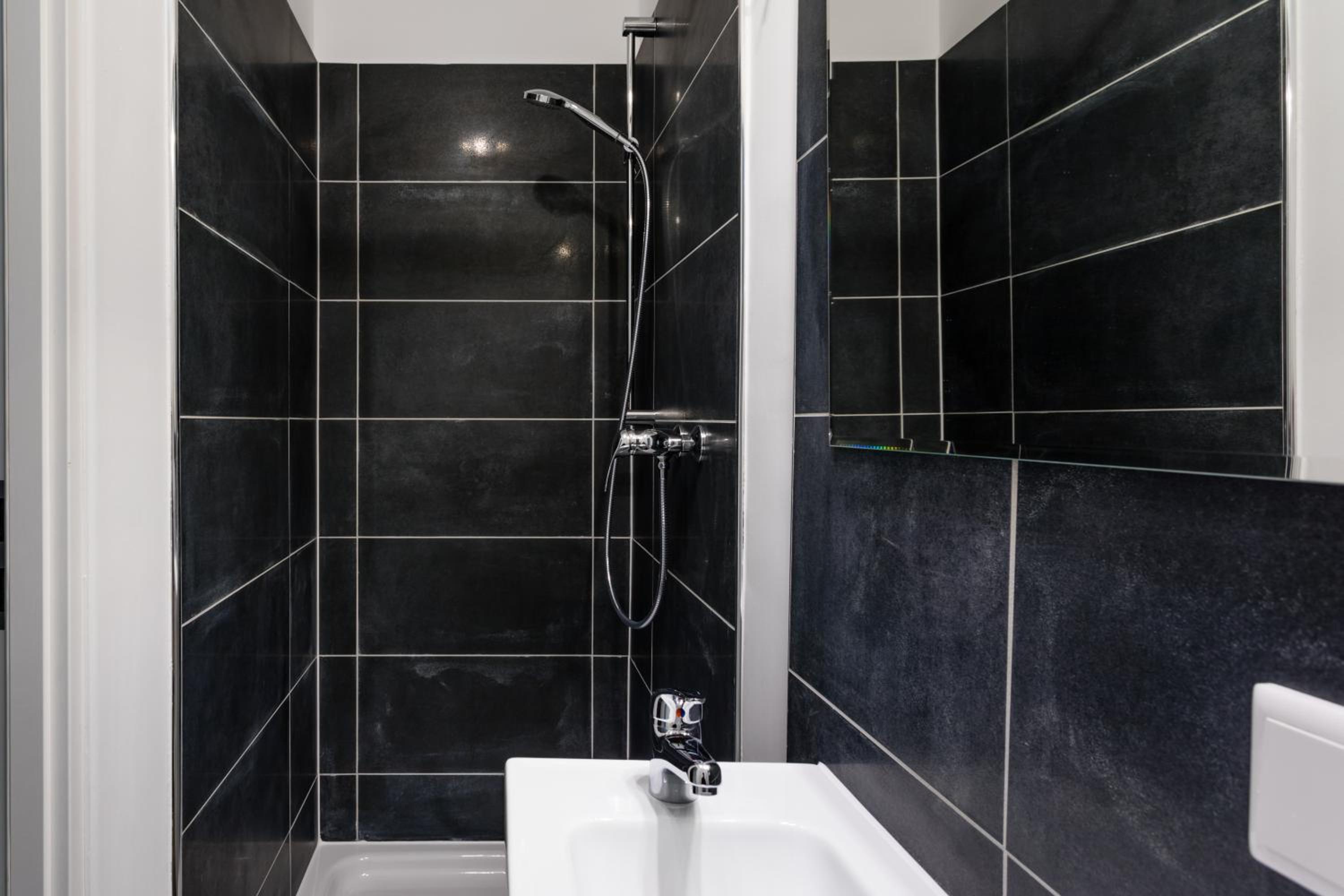 The Goethe Group Loft, 2 BR, 2 bath rooms, one living room, family friendly, 2-5 Guests