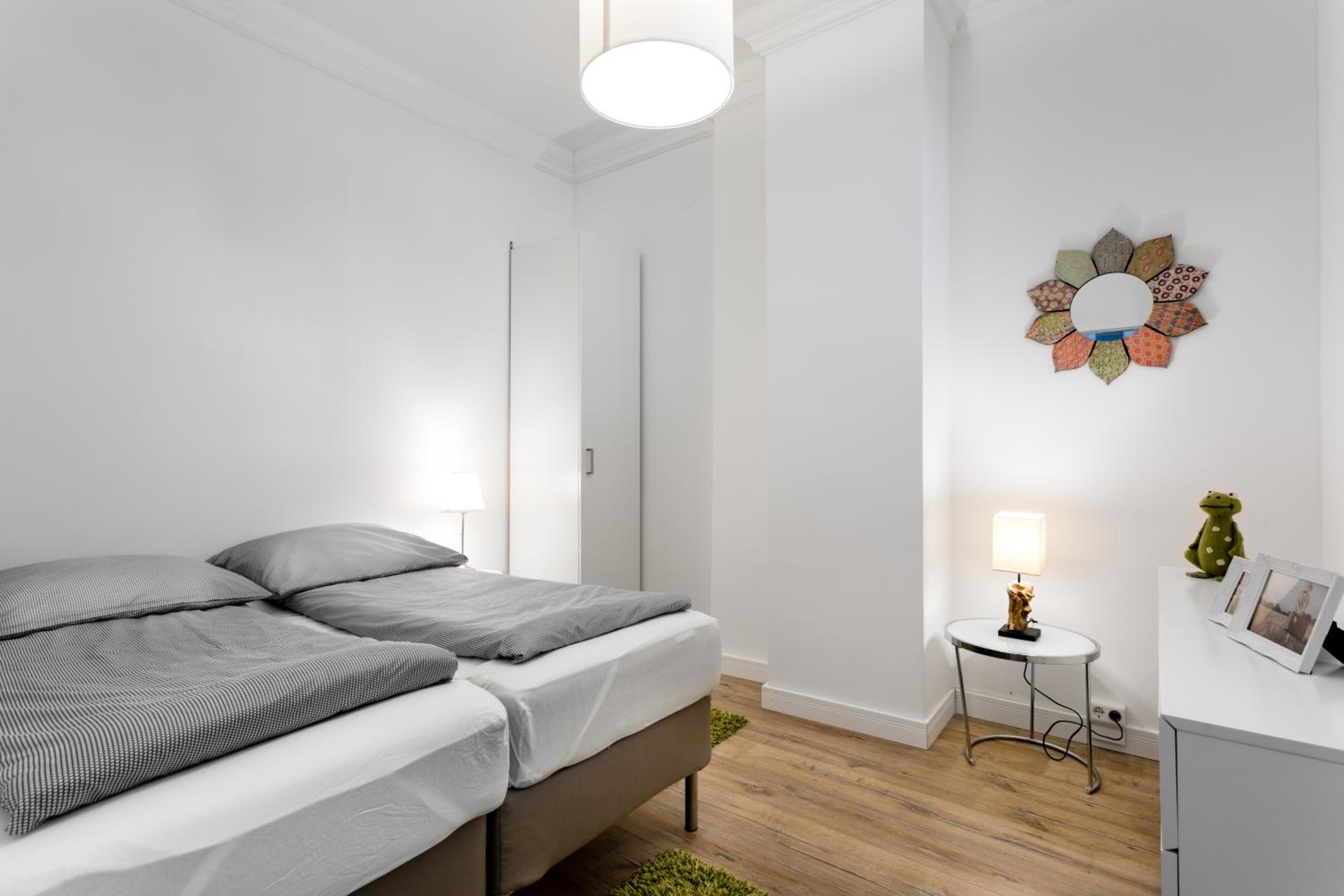 The Goethe Group Loft, 2 BR, 2 bath rooms, one living room, family friendly, 2-5 Guests