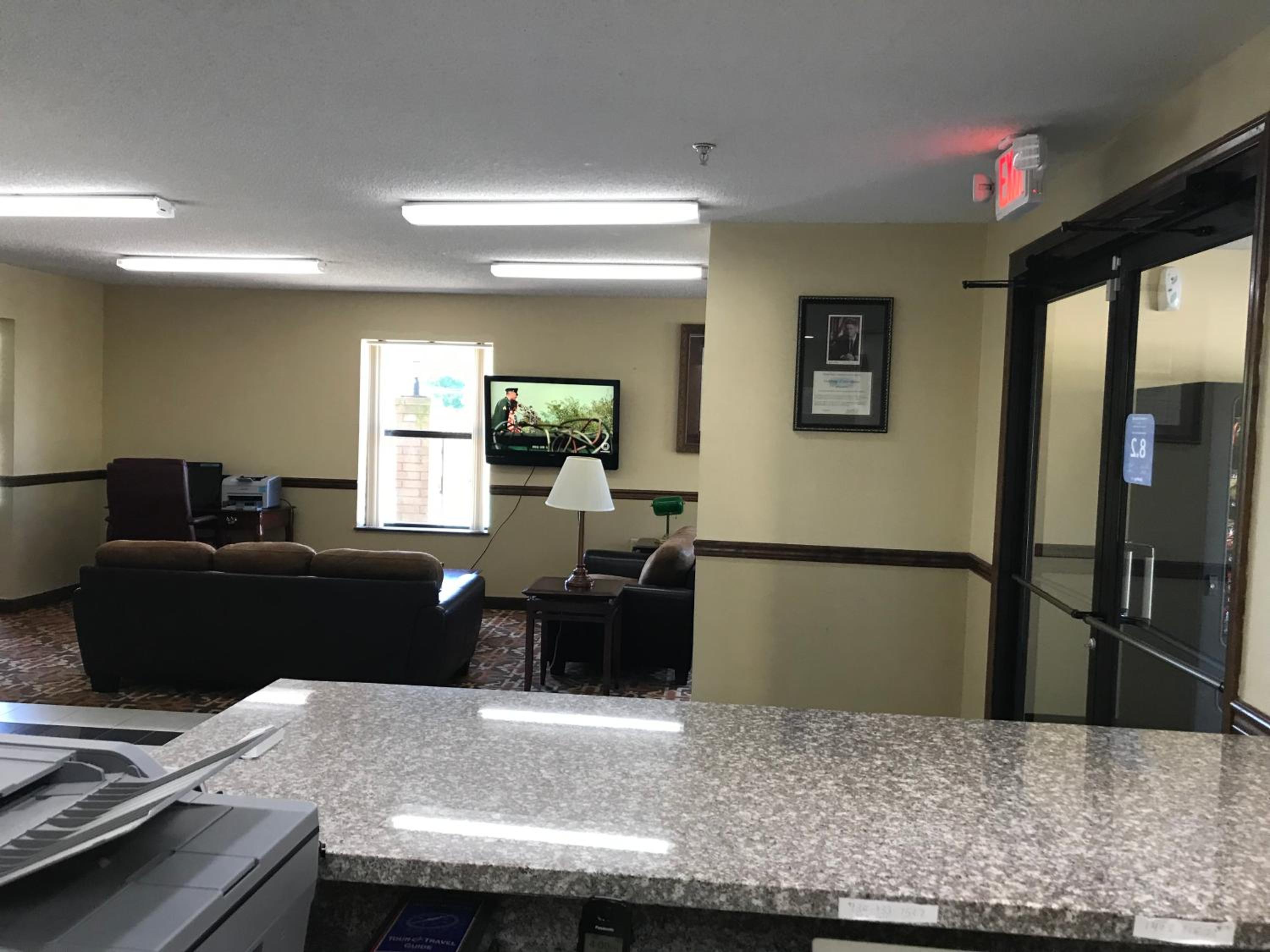 Clairmont Inn & Suites - Warren view 4