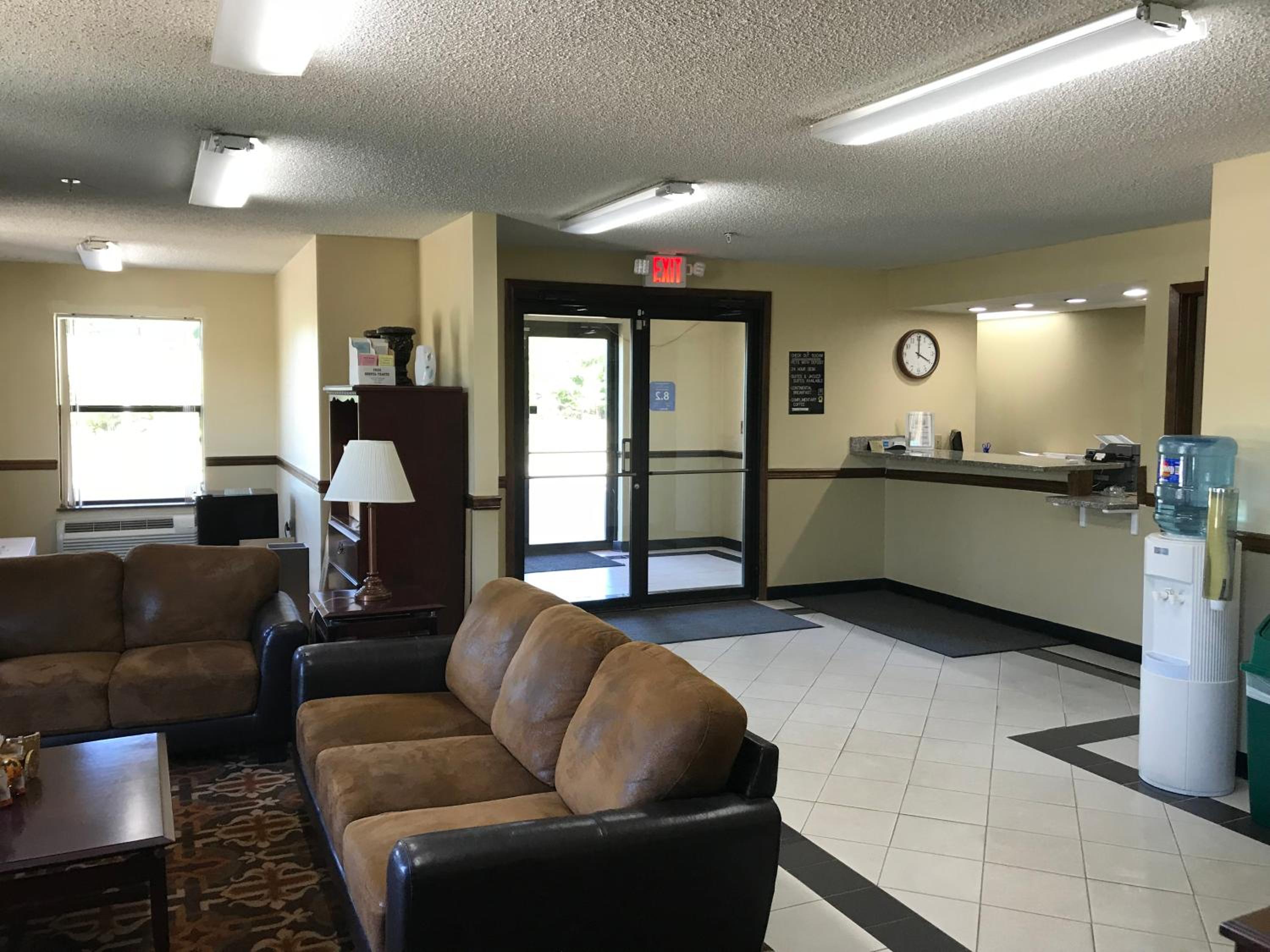 Clairmont Inn & Suites - Warren view 3