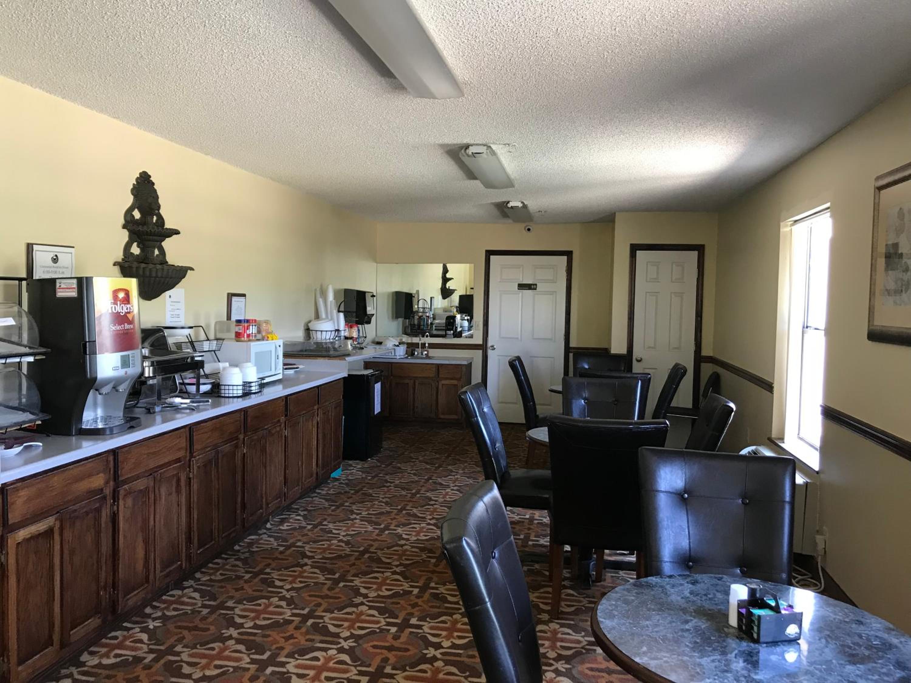 Clairmont Inn & Suites - Warren view 2