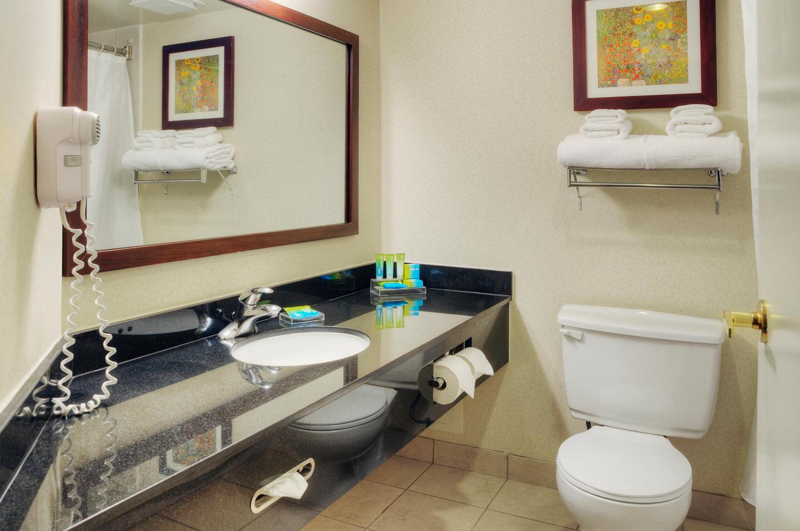 North Bay Vacations - Quality Inn - Property Image 11