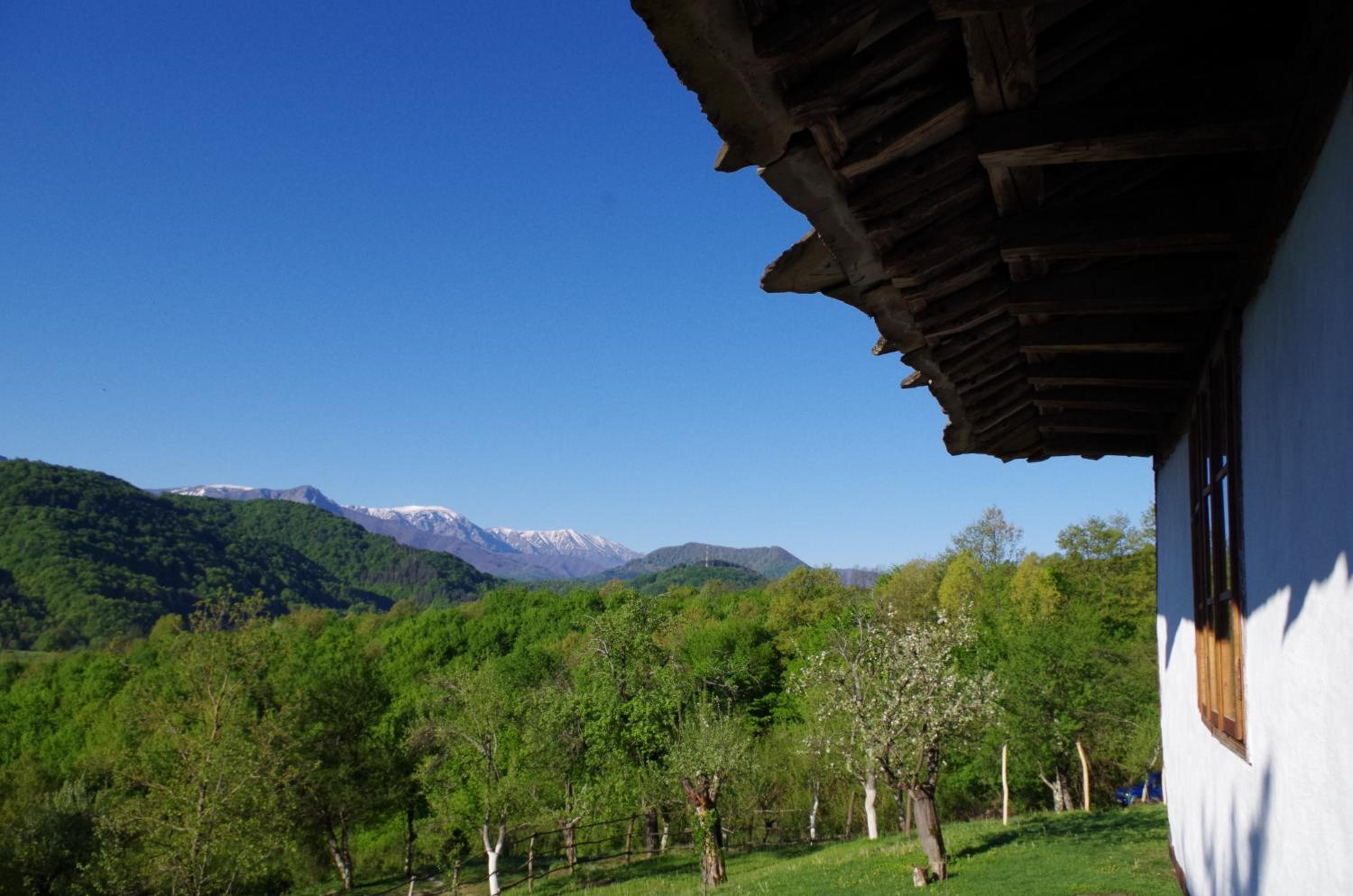 Authentic House with Stunning Mountain View - Karashka
