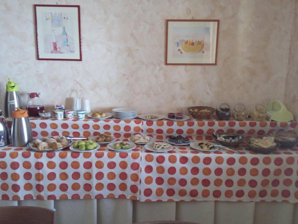 Yellow House photo 3