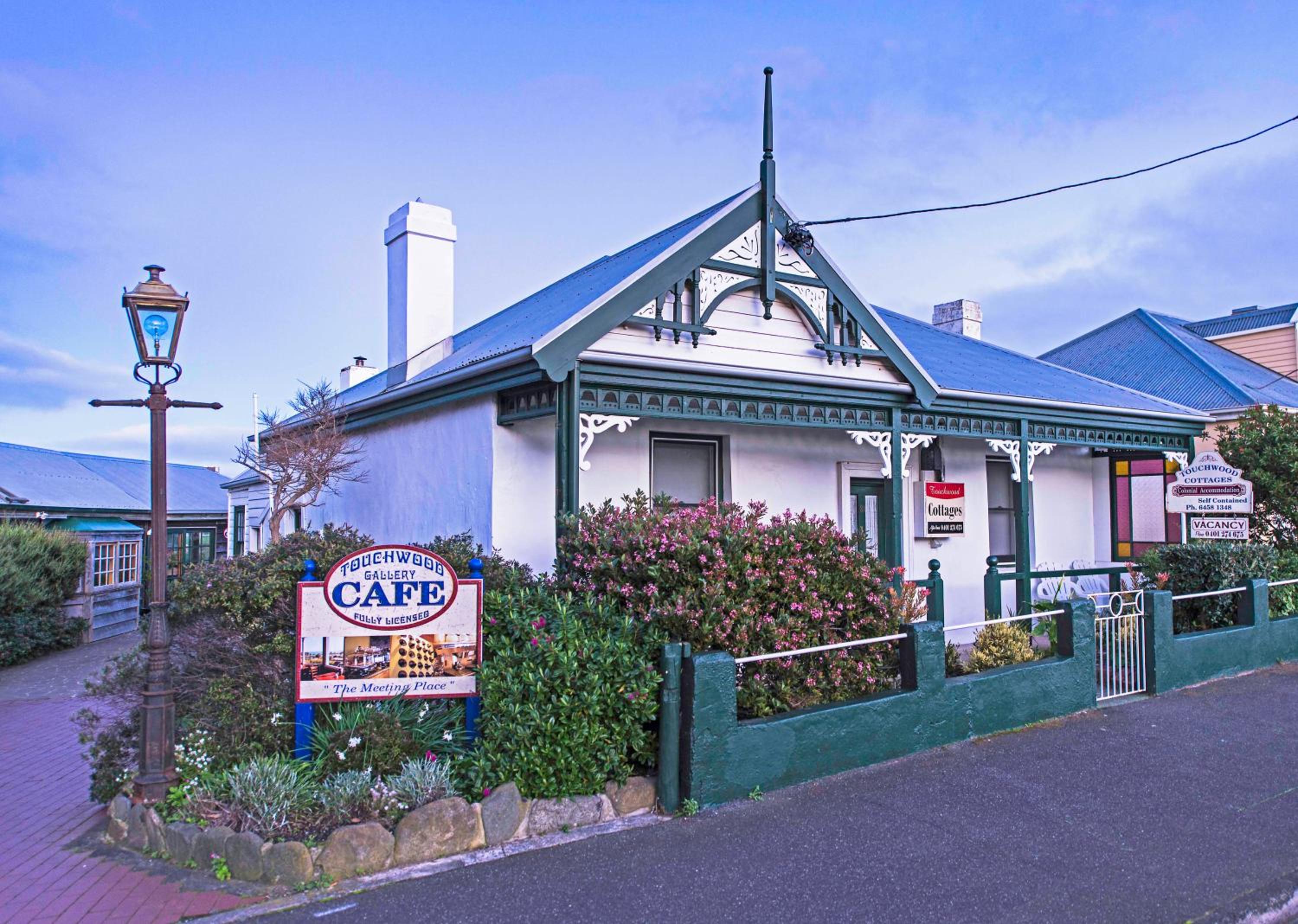 Angel's Aisle Cottages & Cafe
