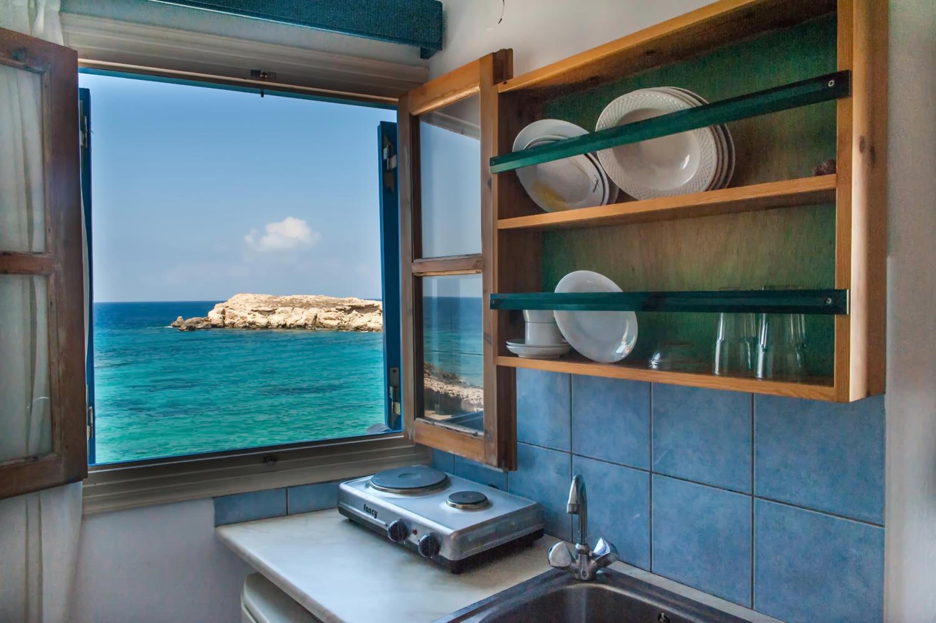 Zorbas Studios en Lefkos Karpathou — kitchen