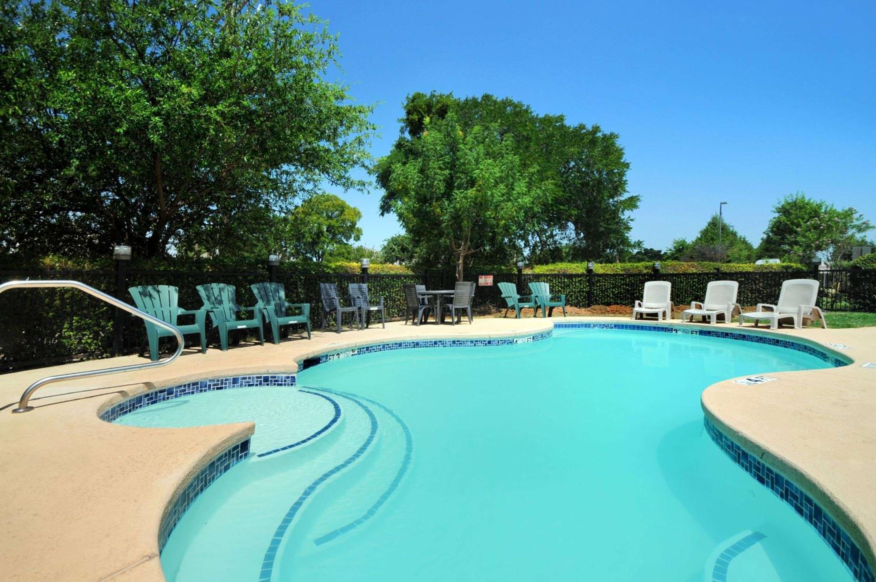 Travelodge by Wyndham Arlington/Dallas Area