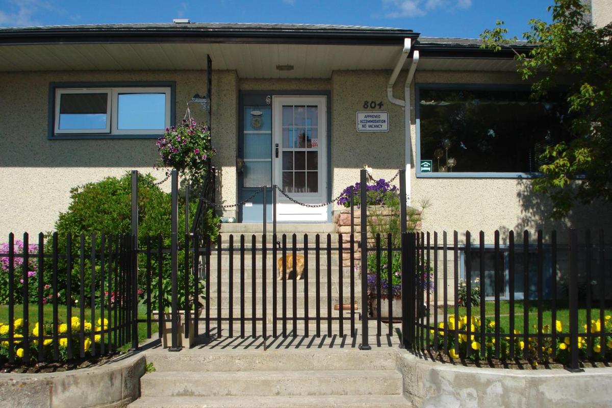 Hotel Dave & Honey's Accommodation - Image 1