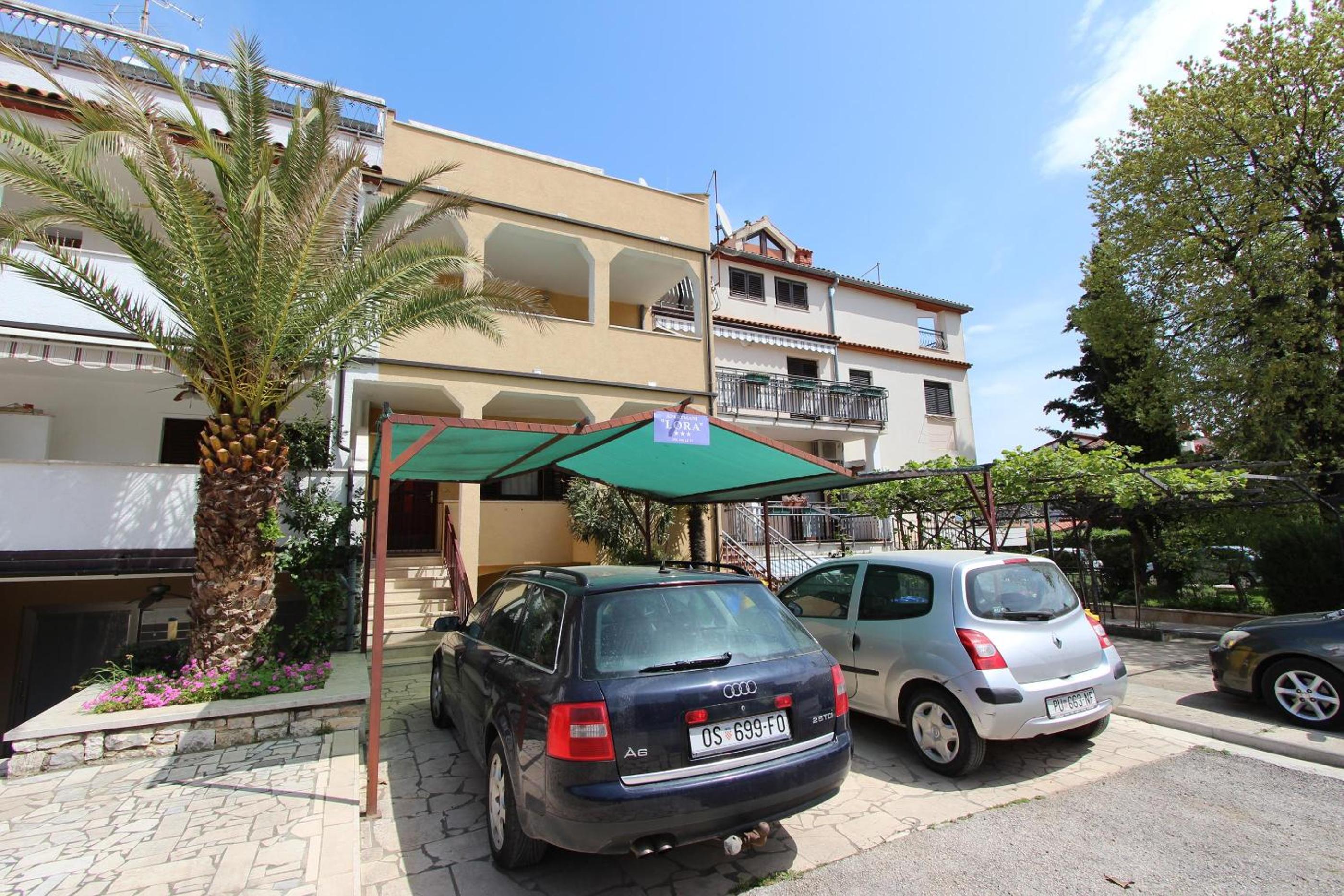 Apartments Lora