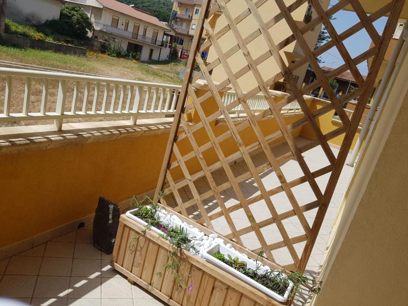 relax due passi dal mare en Spadafora — balance & terrace