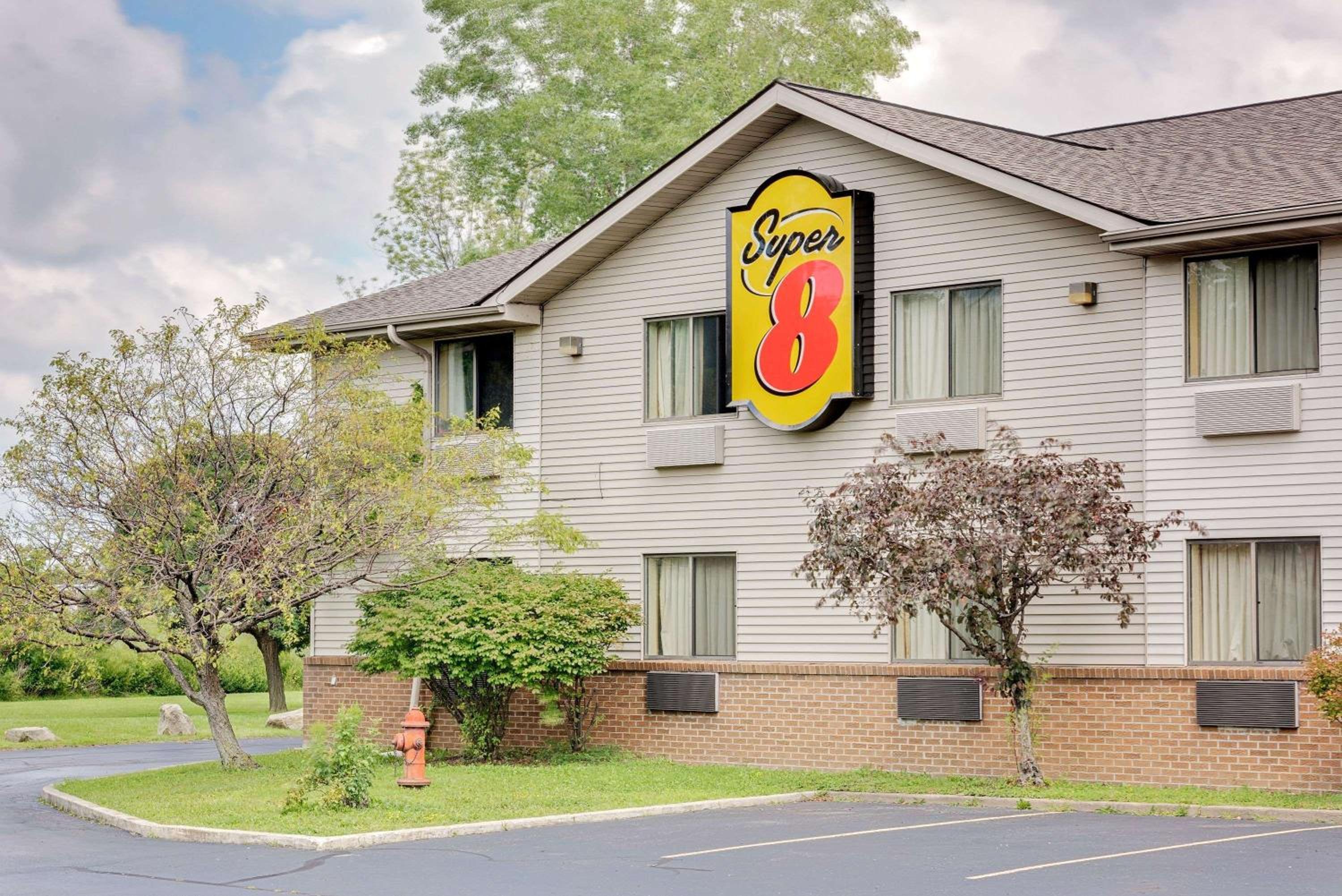 Super 8 by Wyndham Mentor/Cleveland Area view 2