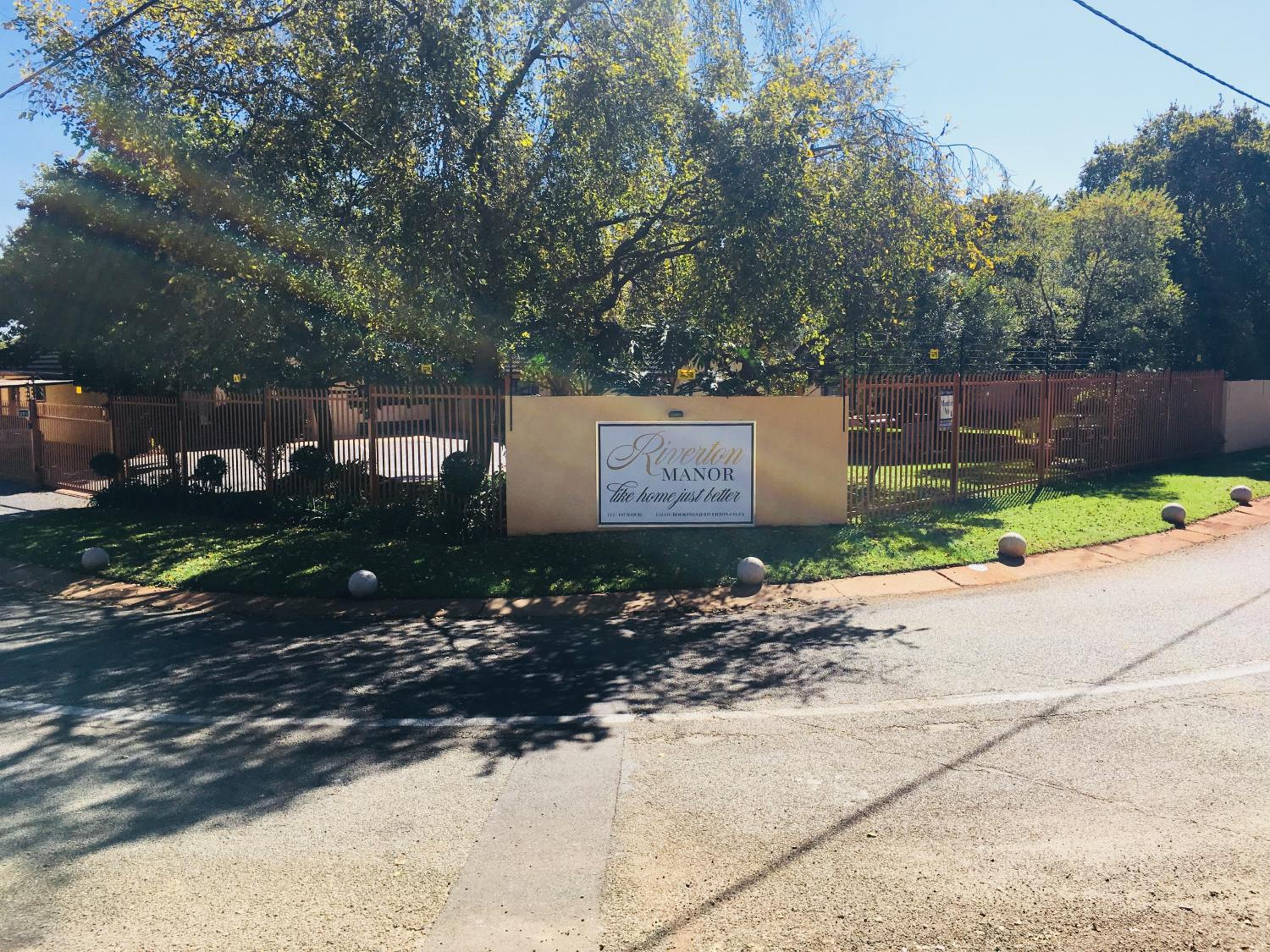 Riverton Manor