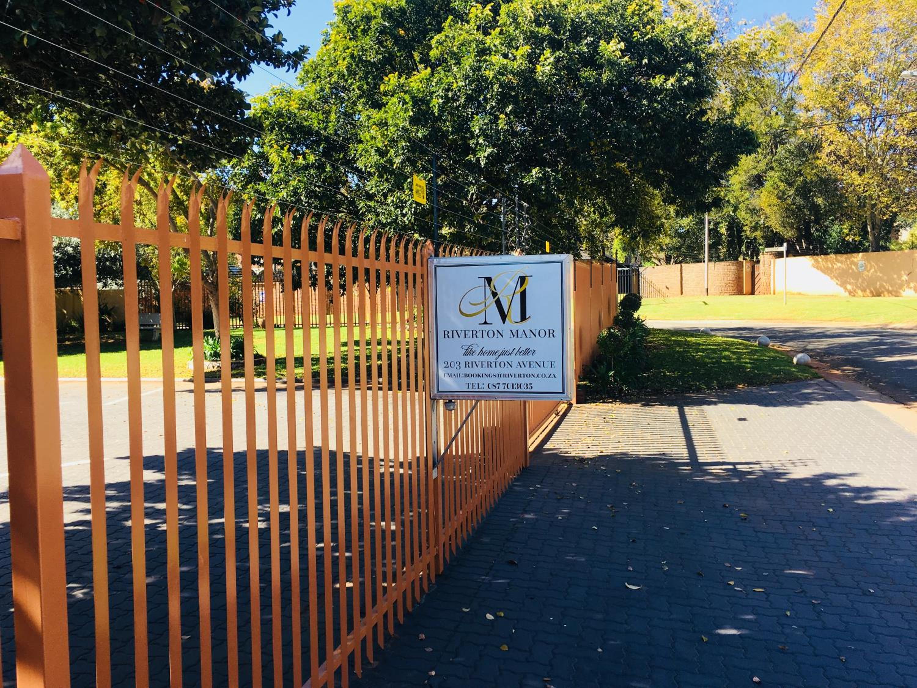 Riverton Manor