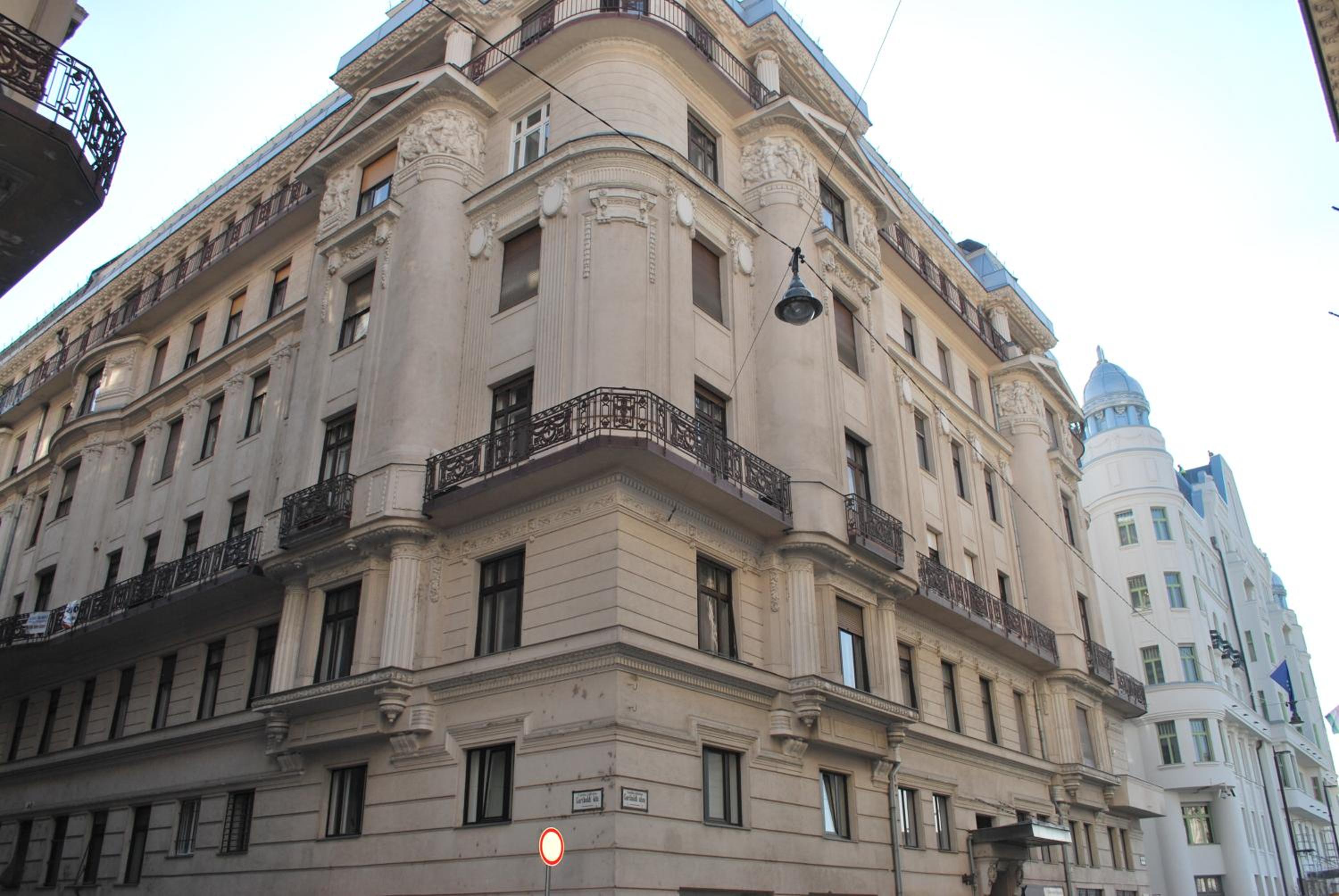 Anabelle Bed and Budapest