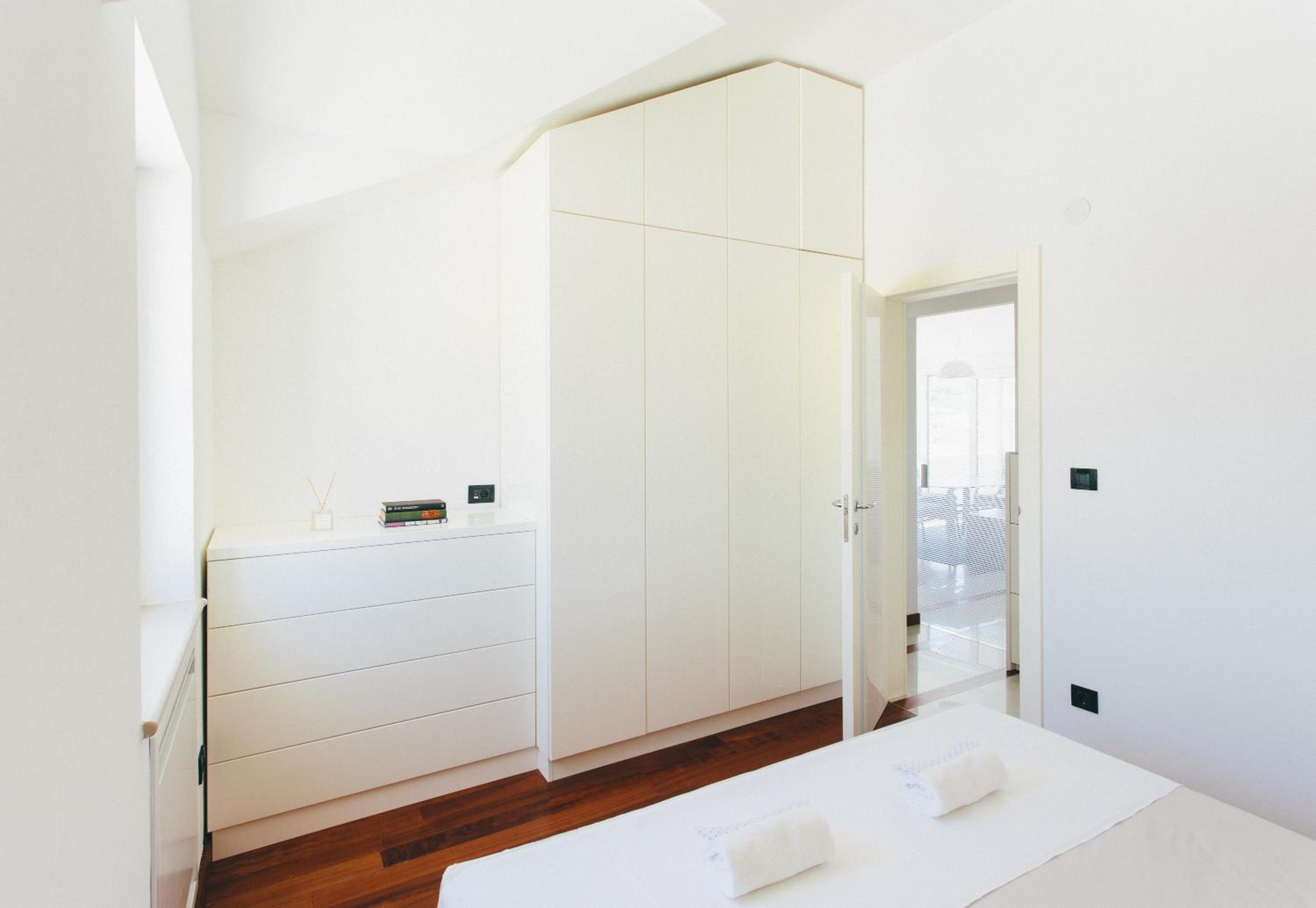 Superb main square residence view 5