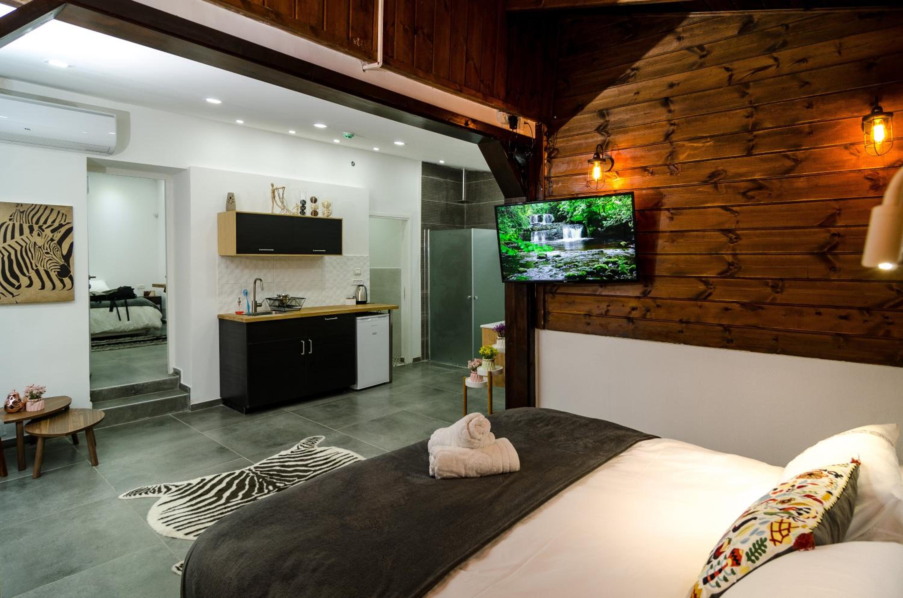 חופש יהונתן -צימרים בכנרת בטיילת טבריה hofesh yehonatan cabin promnade tibrias - Image 4