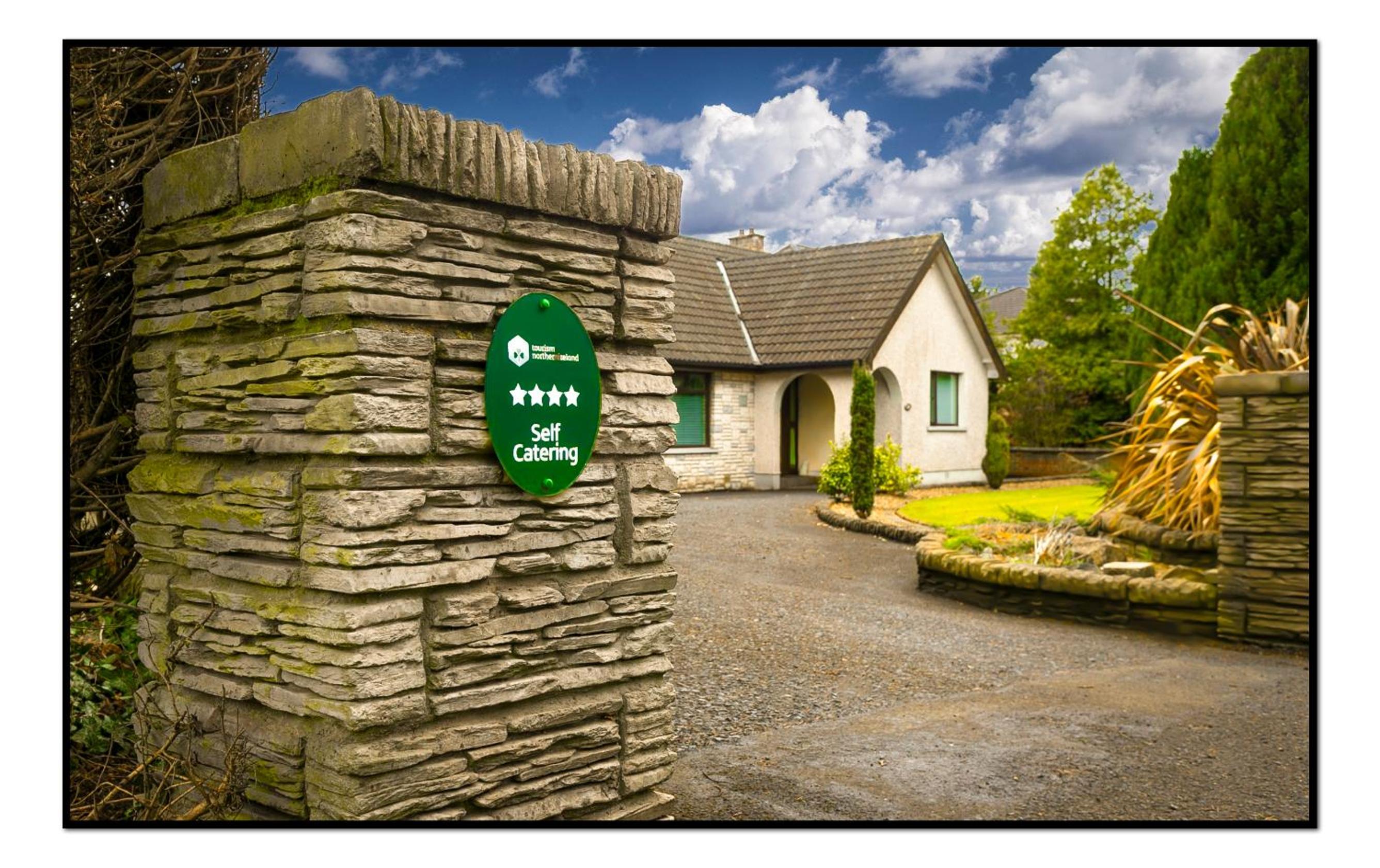 Hotel Burndavis Lodge - Image 1