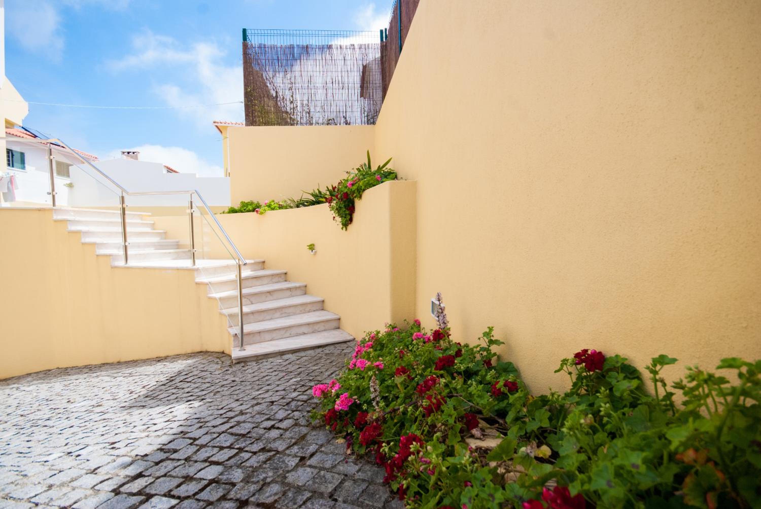Binny's House Cascais - Renting rooms not the whole house view 5