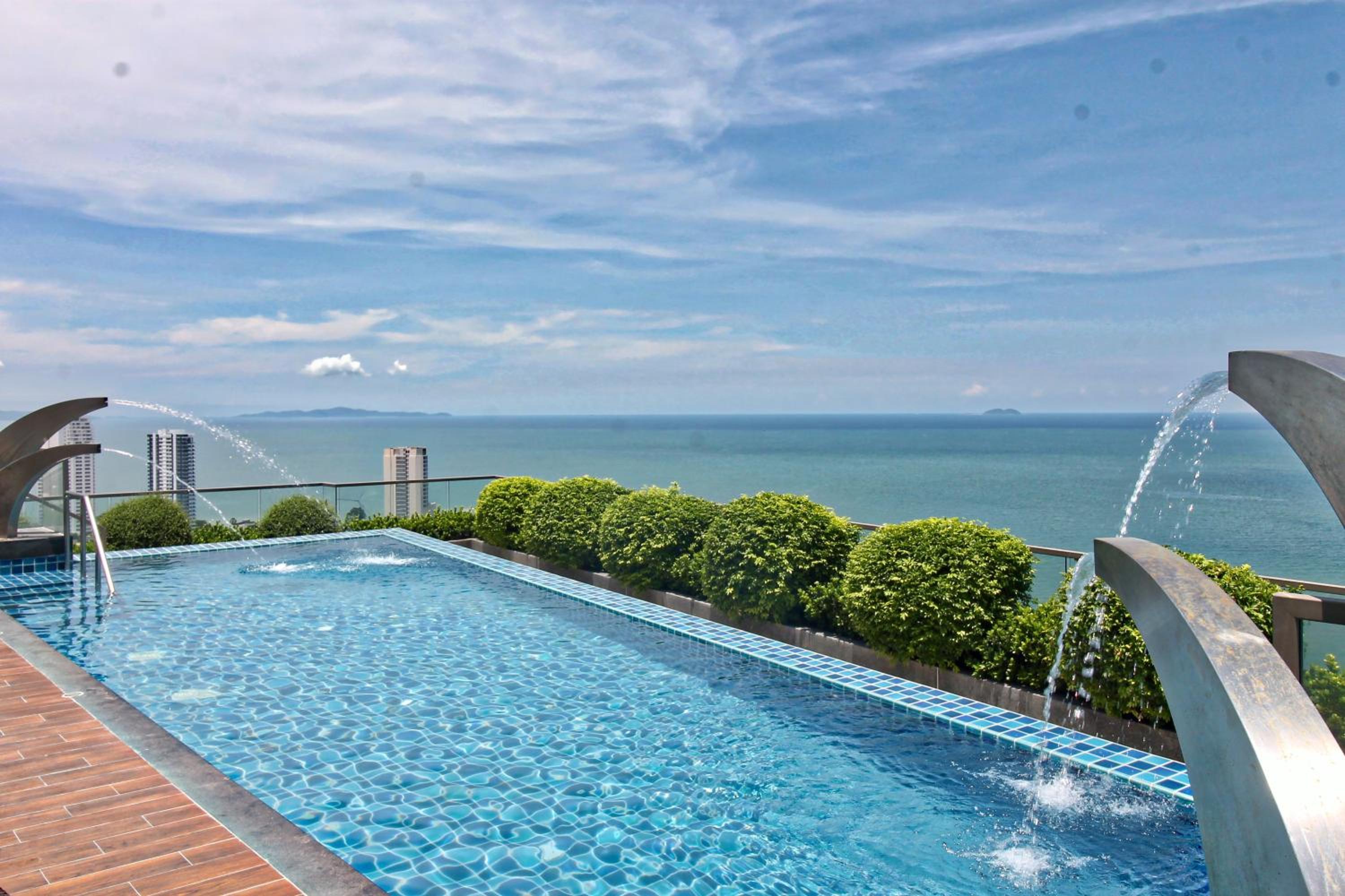 The Peak Towers - Luxury High Floor Ocean View - 2 Pools & Gym