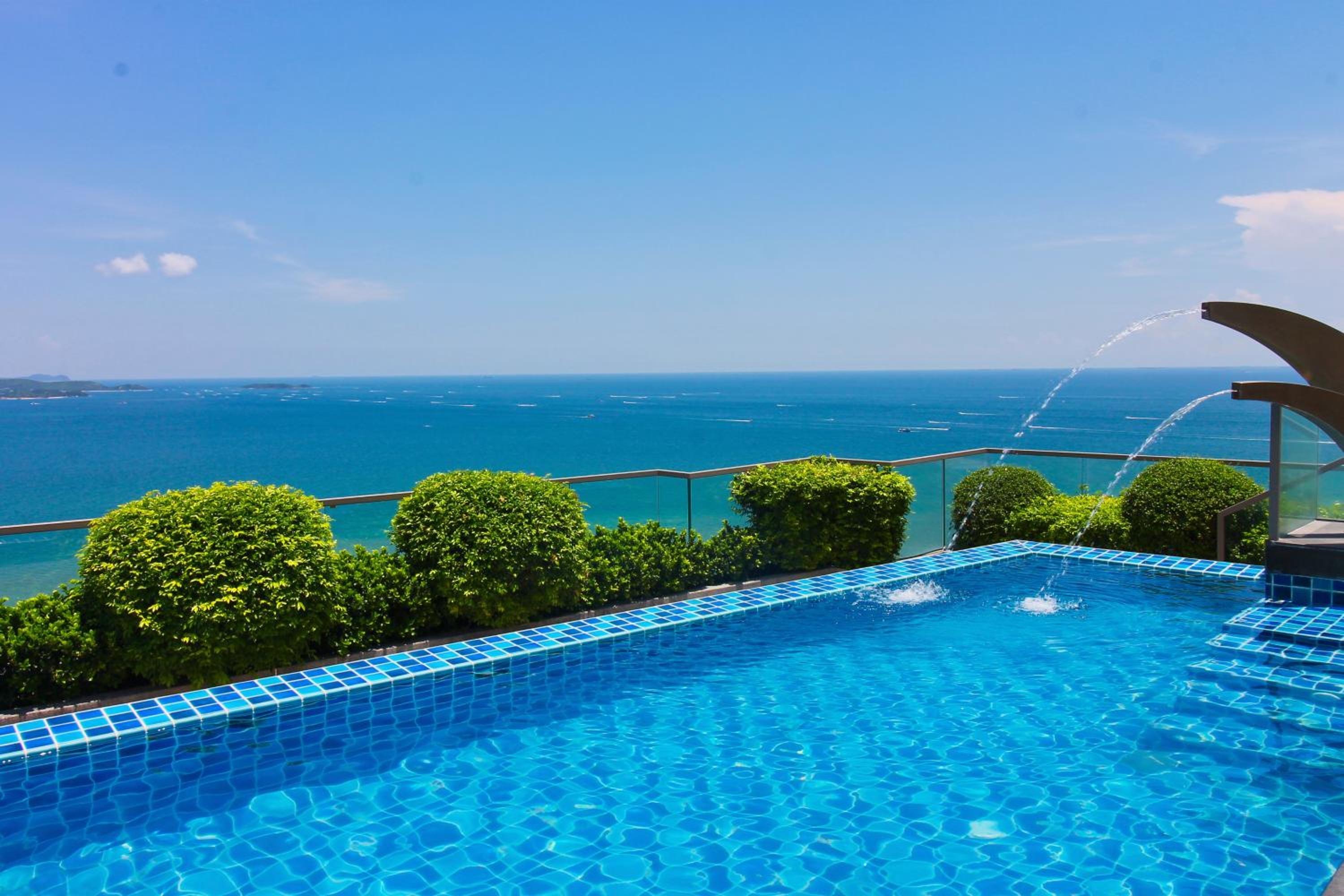 The Peak Towers - Luxury High Floor Ocean View - 2 Pools & Gym