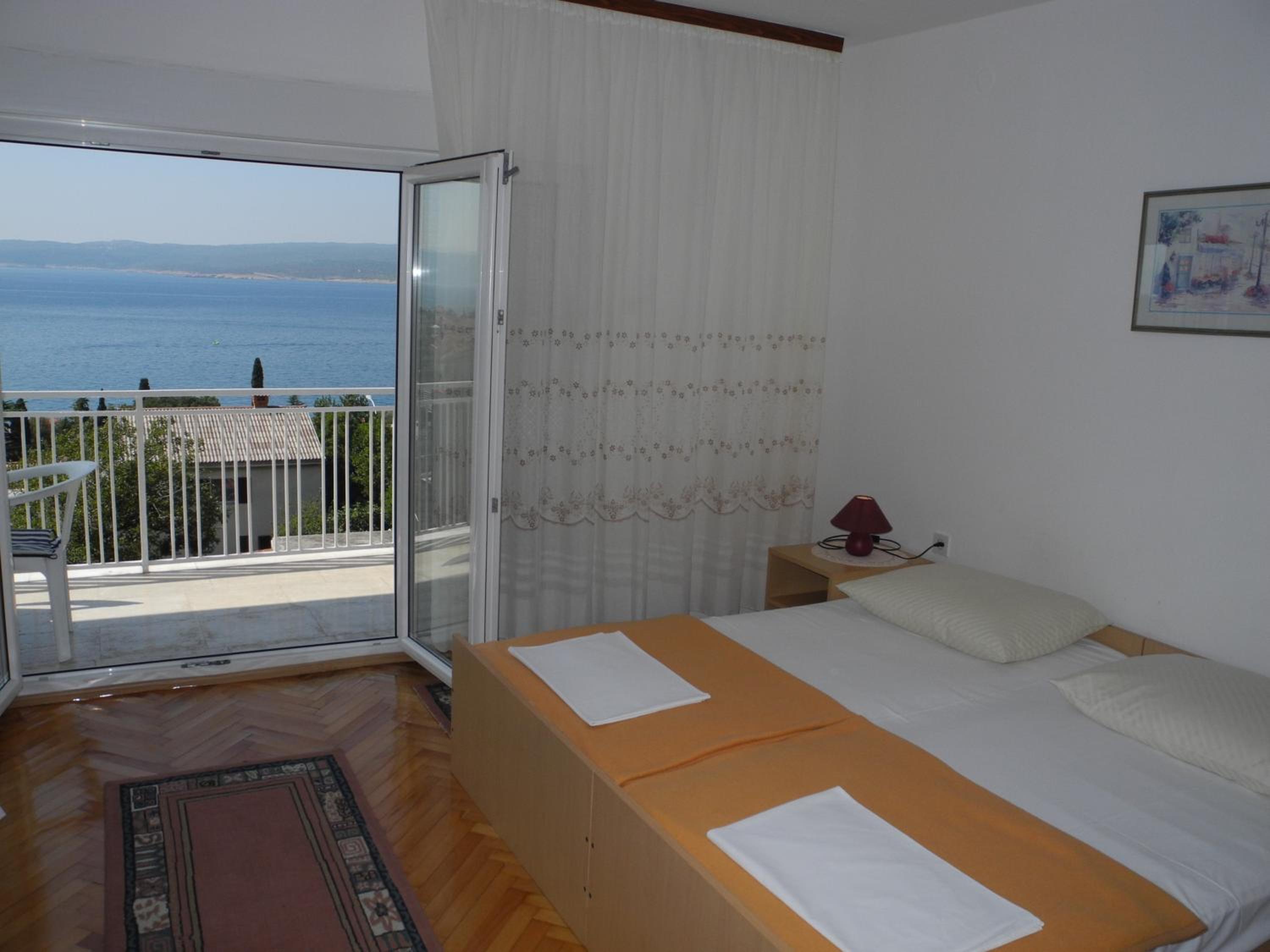 BED Apartment with 3 bedrooms and balcony view 2