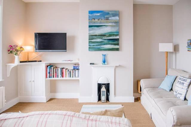 Serendipity, an apartment on the high street! view 4