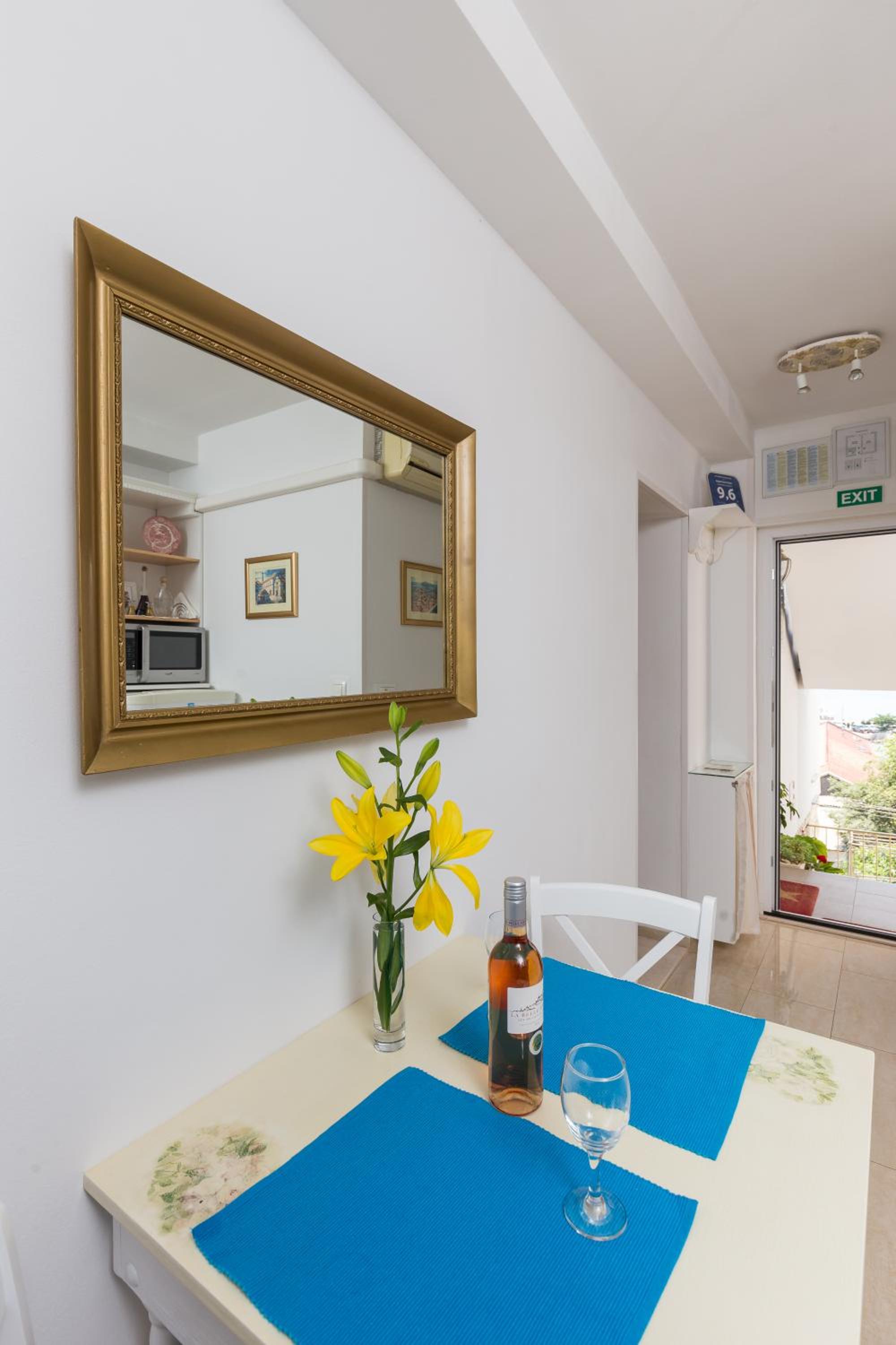 Apartment One , sea view , free parking