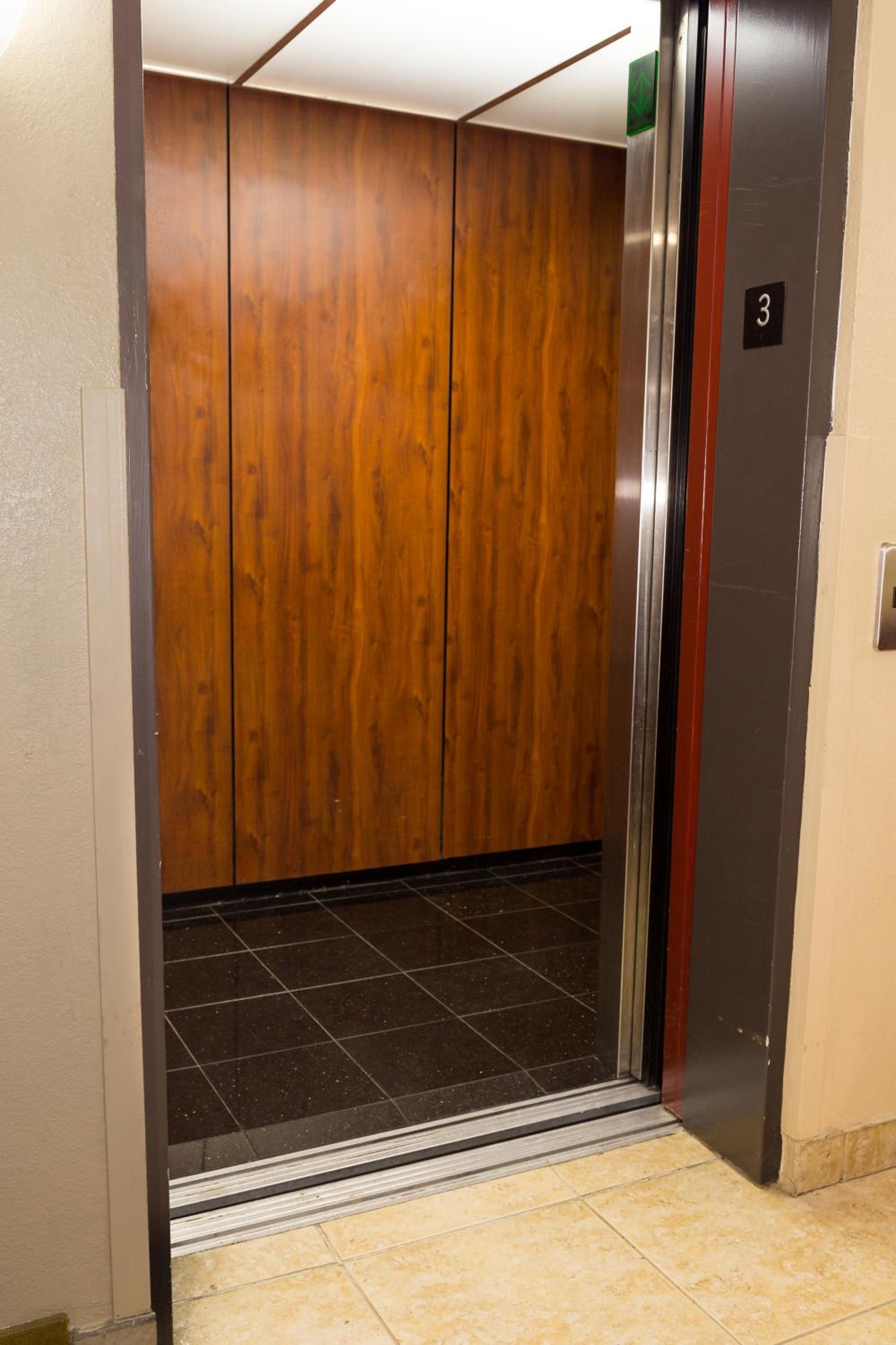 Red Lion Inn Suites IAH Airport East - Property Image 42