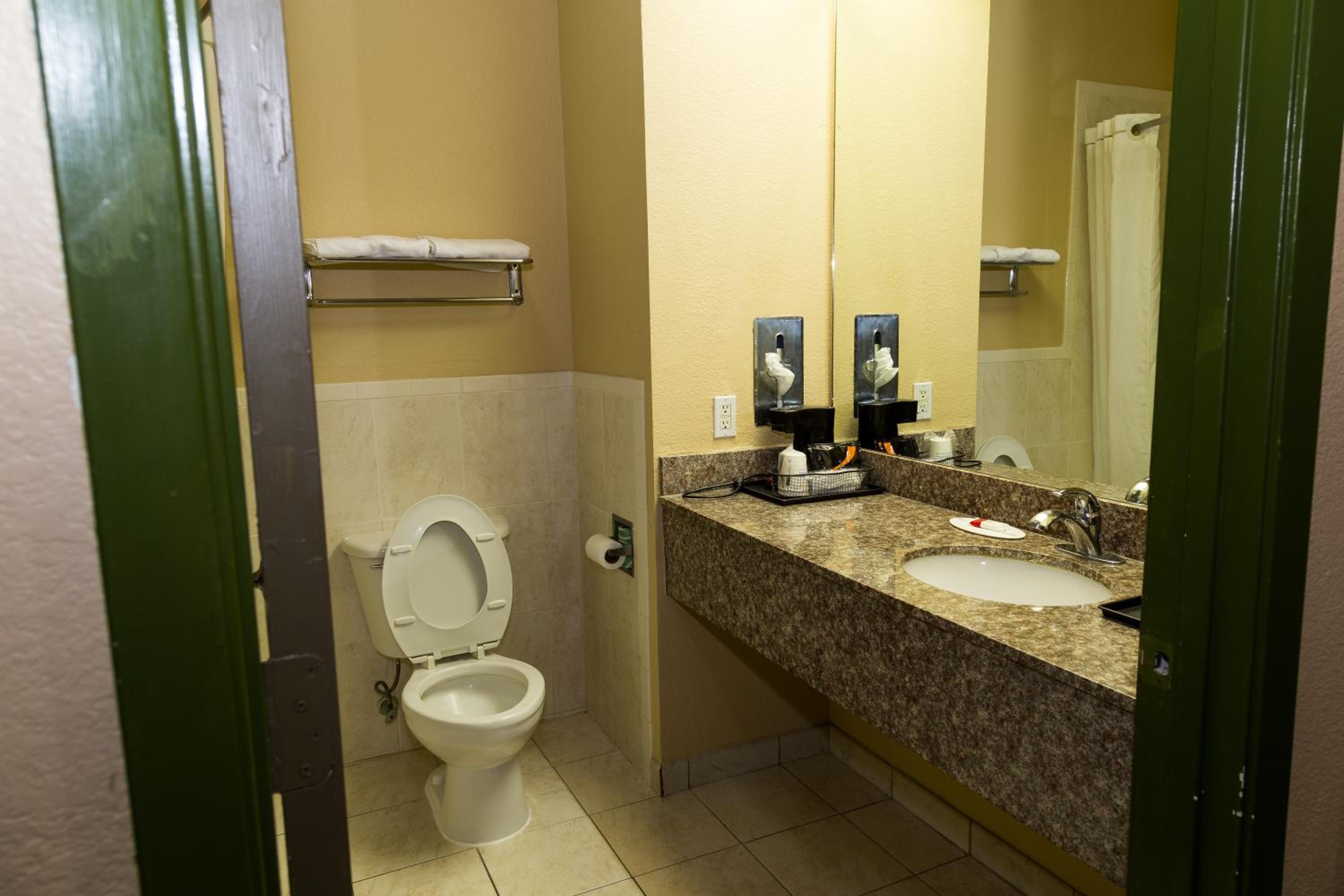 Red Lion Inn Suites IAH Airport East - Property Image 41