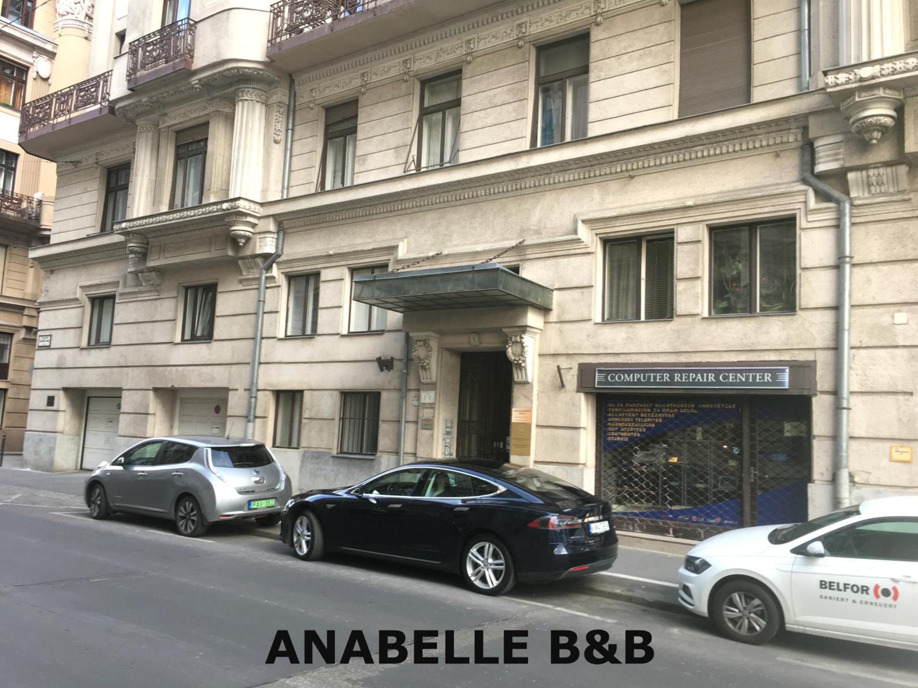 Anabelle Bed and Budapest