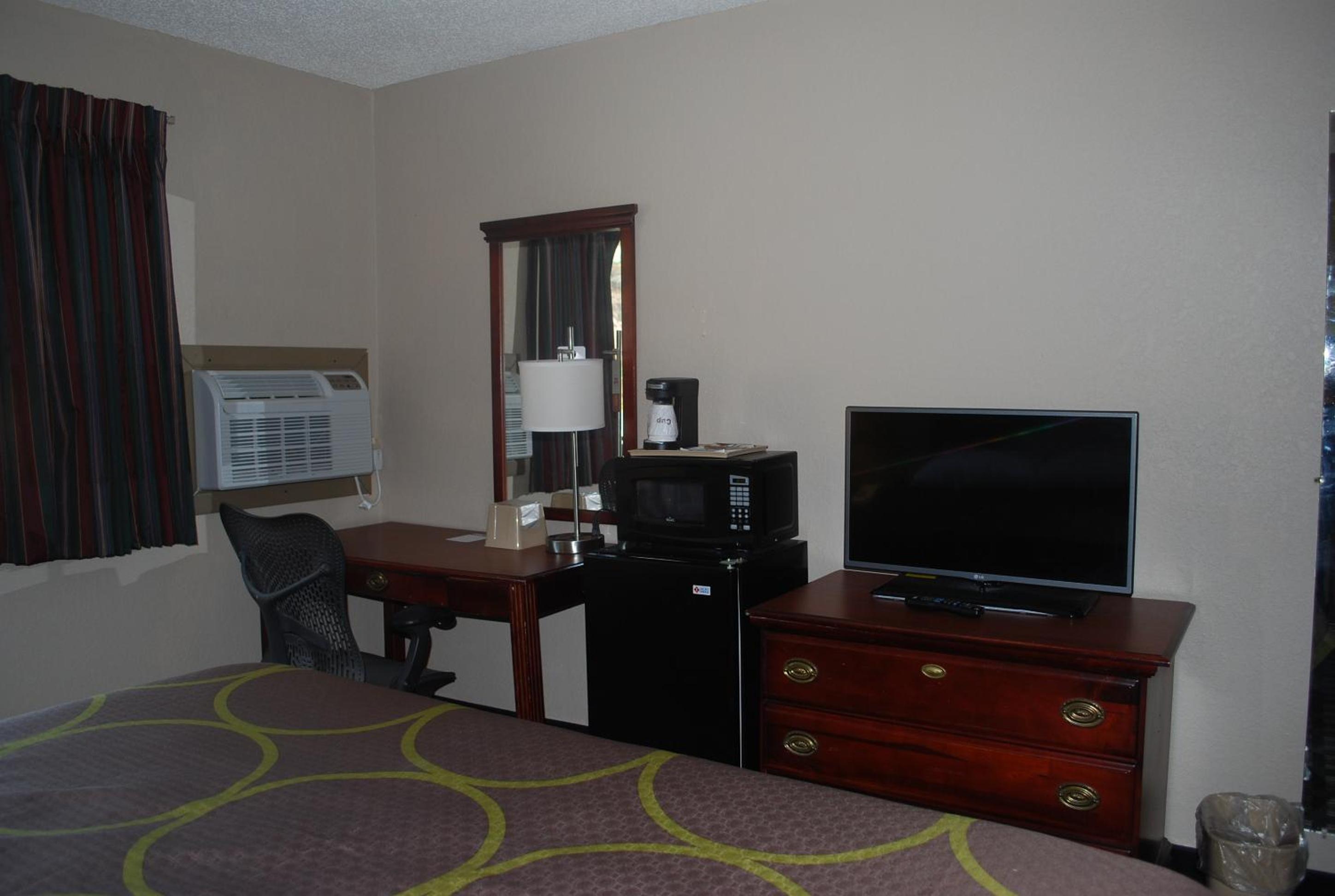 Super 8 by Wyndham Warner Robins view 3