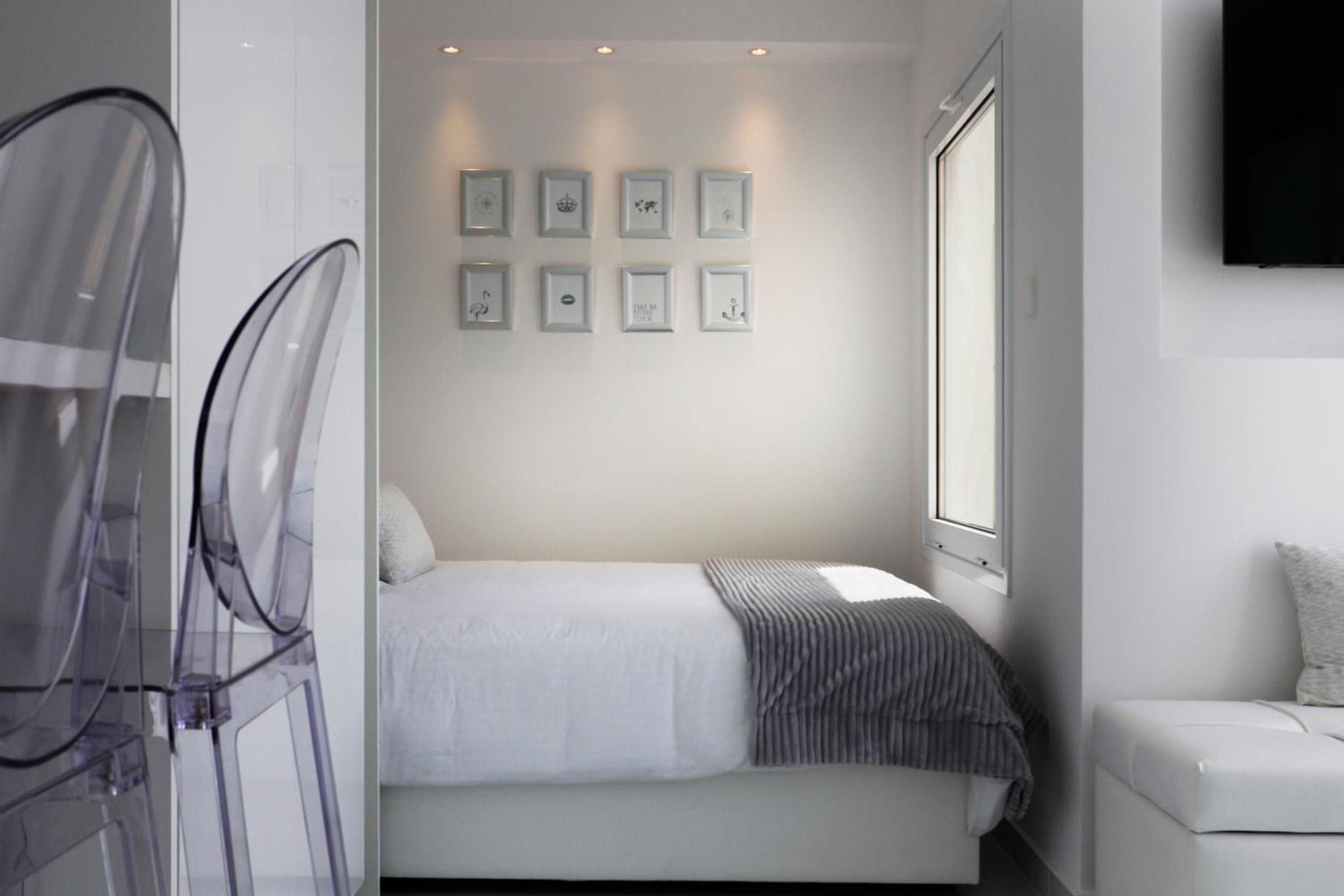 The White Pearl Suite - beach front city centre with sea view. view 5