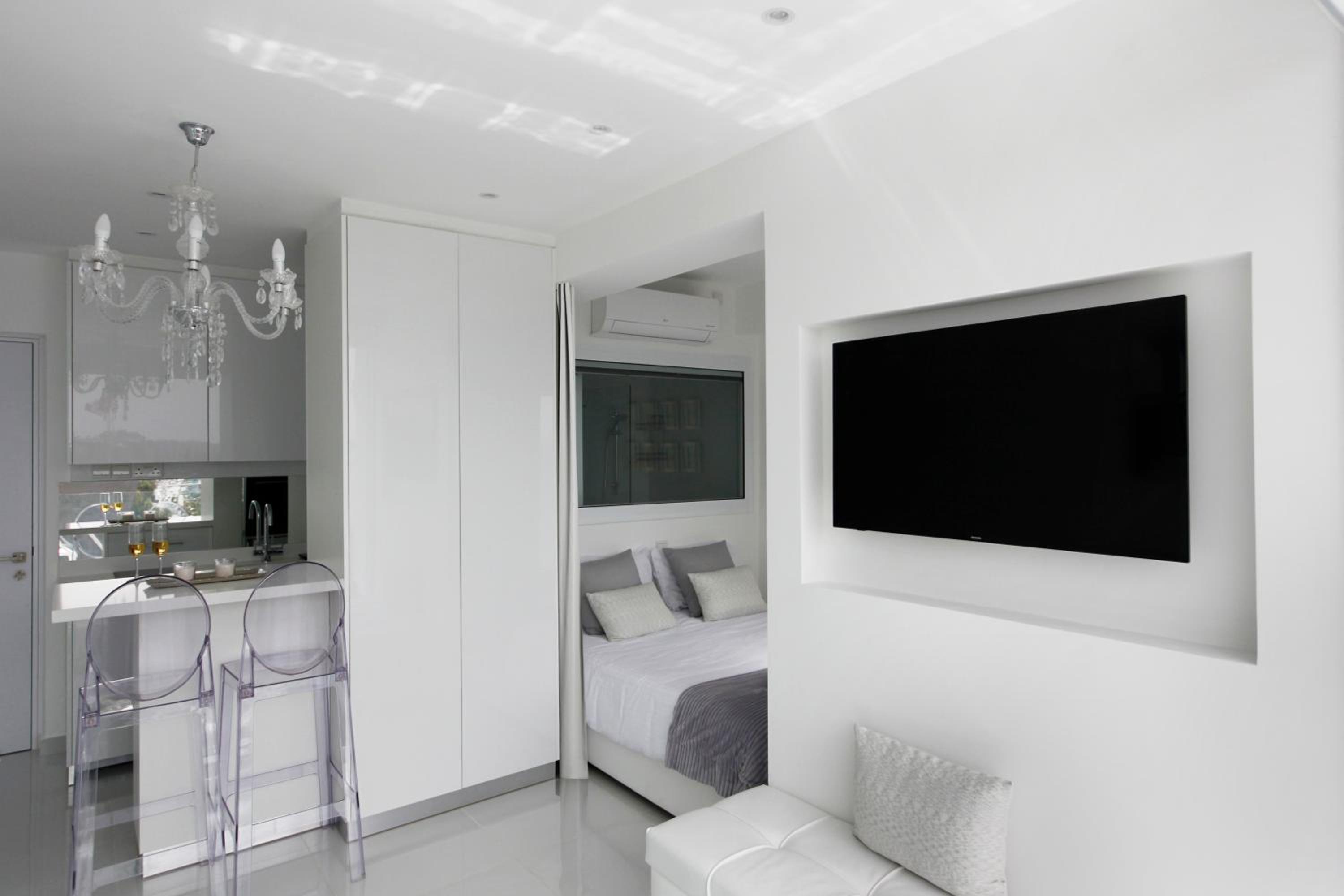 The White Pearl Suite - beach front city centre with sea view. view 4