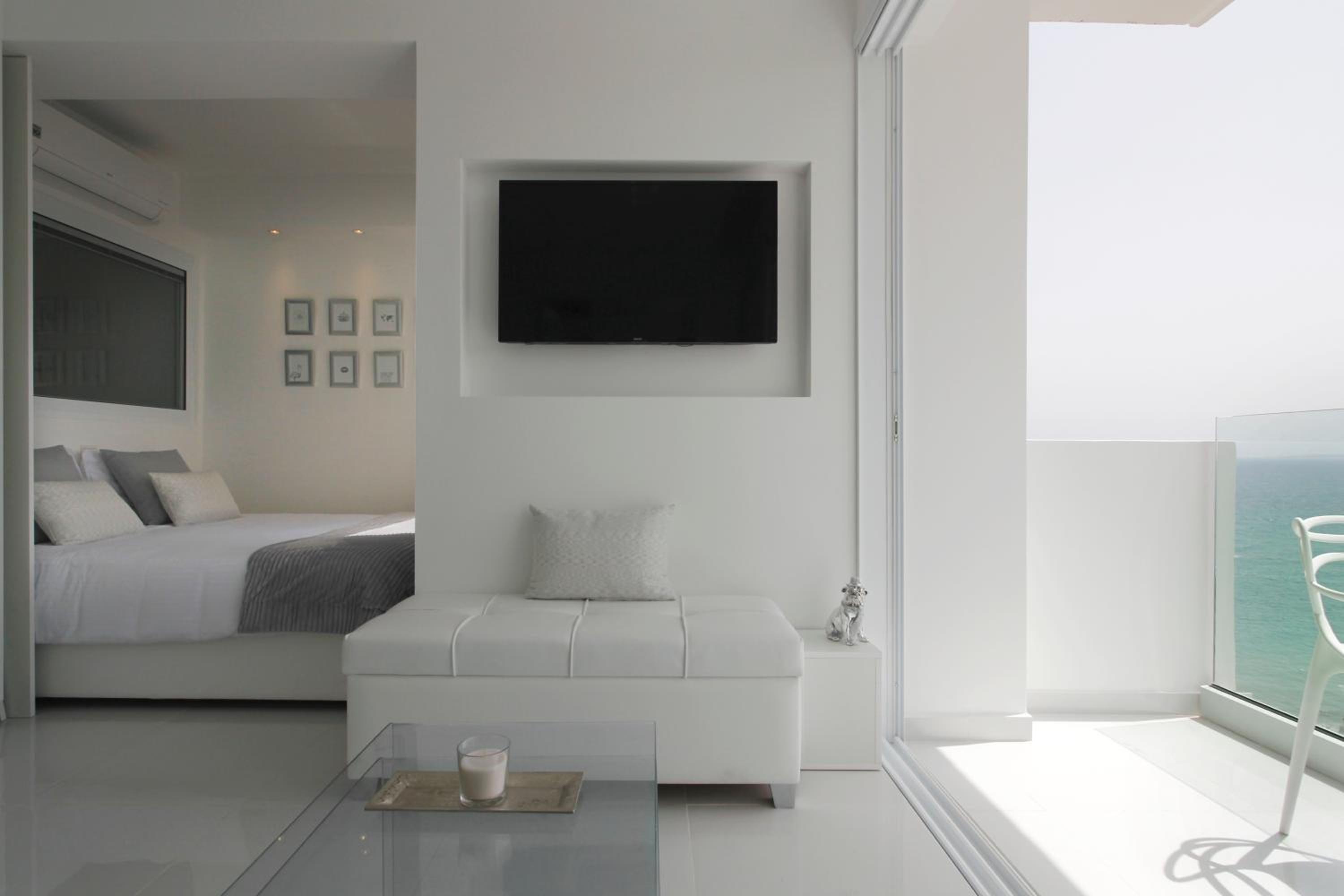 The White Pearl Suite - beach front city centre with sea view. view 3