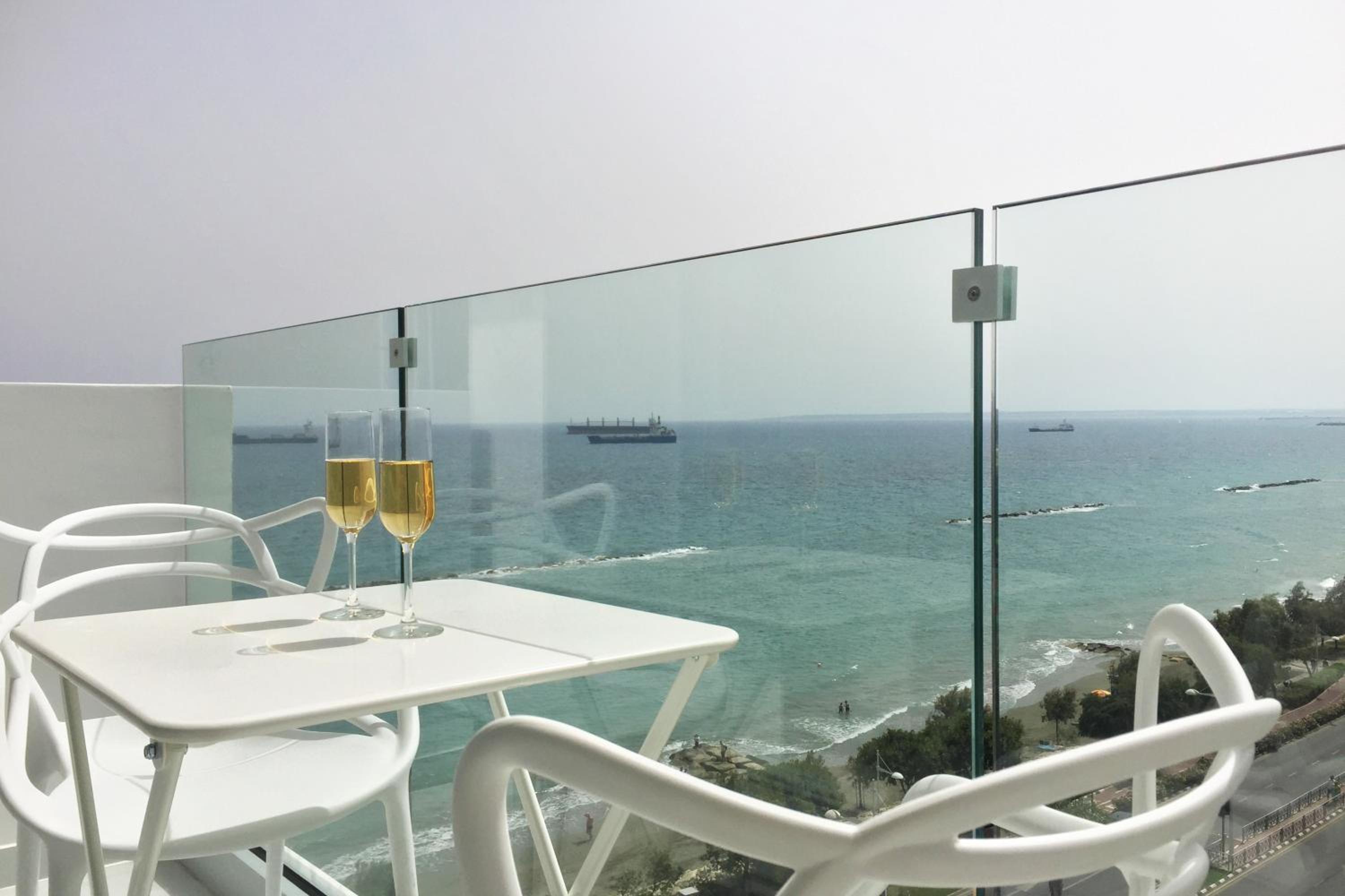 The White Pearl Suite - beach front city centre with sea view. view 2
