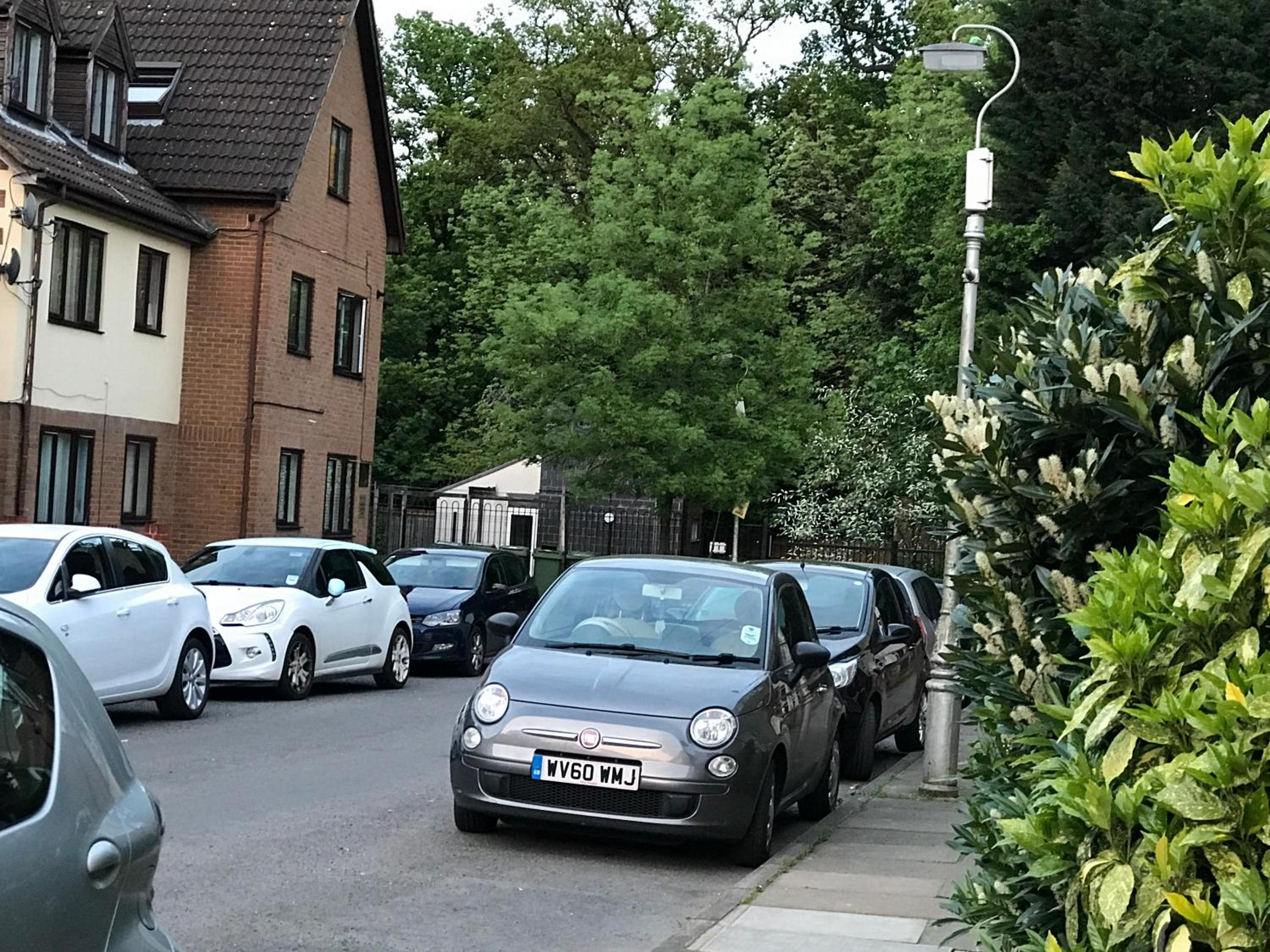 Parking up 2cars 4 Bedrooms House in St Albans City view 5