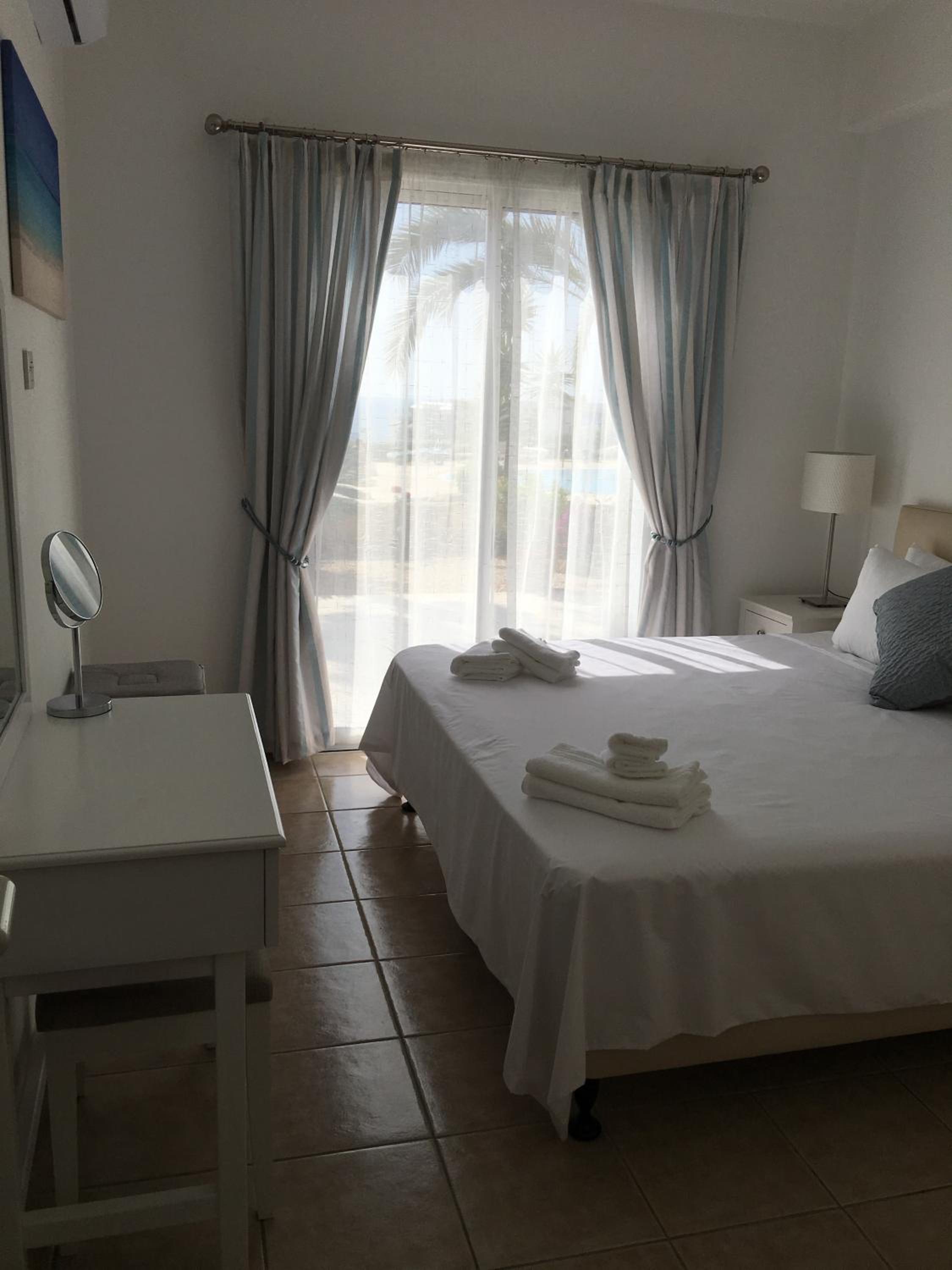 Kings Palace - fabulous pool-side 2 bed apartment