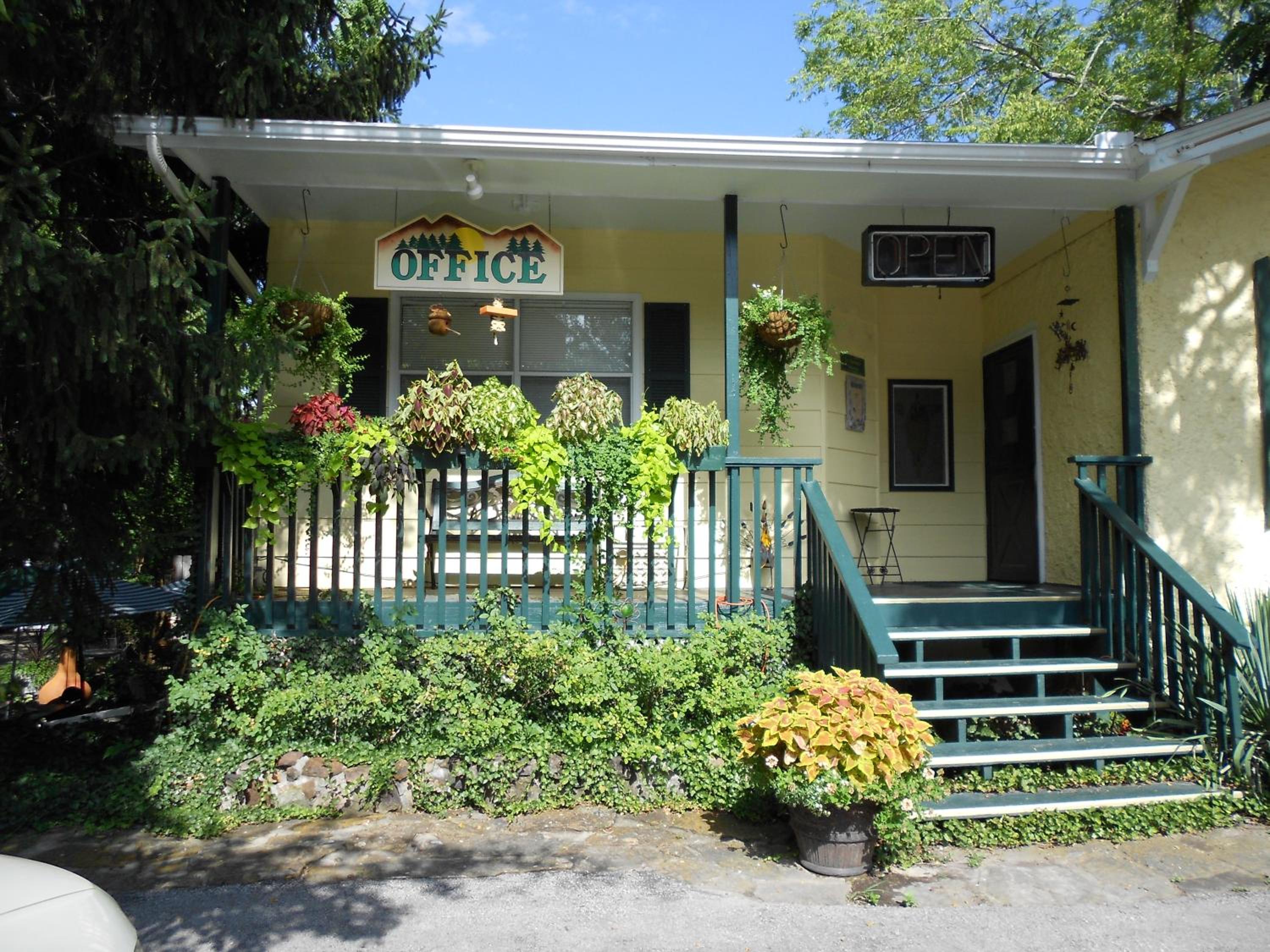 Sherwood Court Cottages & Guest Rooms