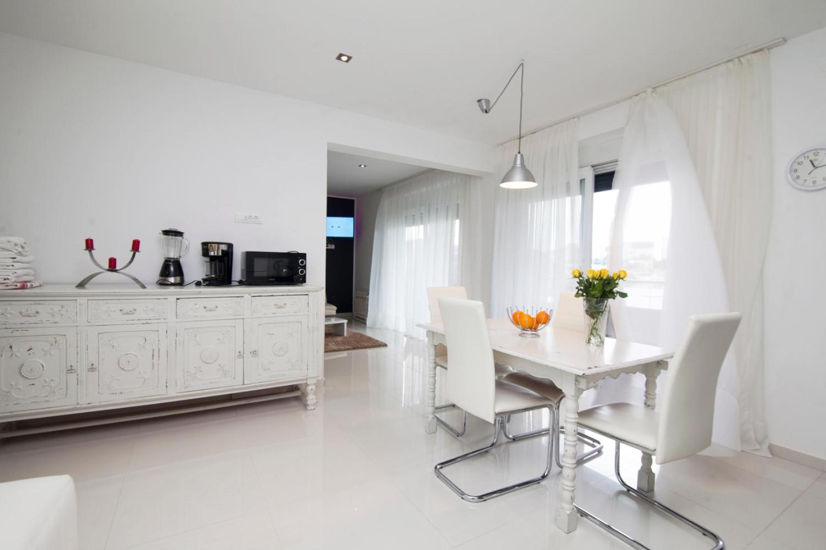BASIC MANSION plus with swimming pool & free parking view 4