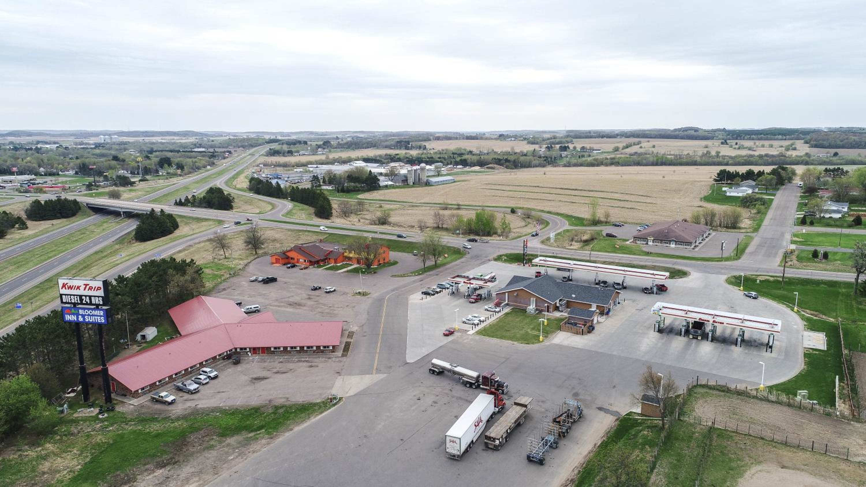 Bloomer Inn & Suites